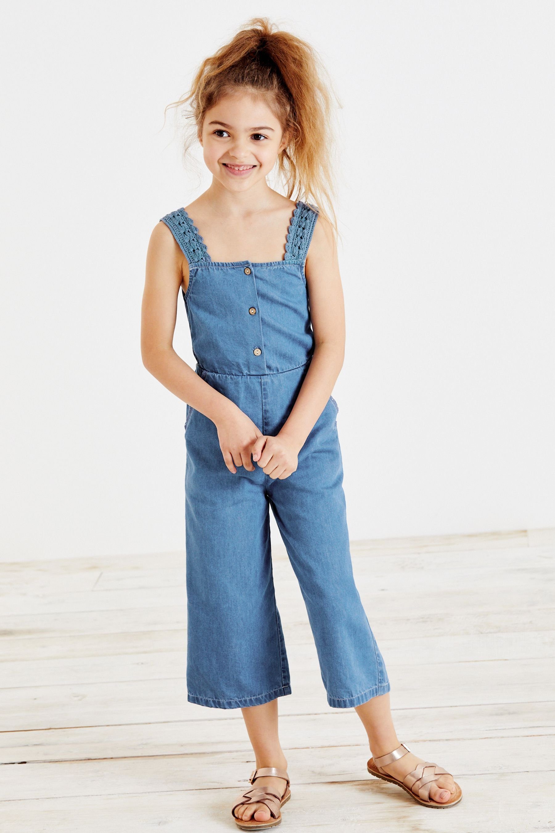 Next Playsuit Playsuit mit Trägern und Häkelbesatz (1-tlg)