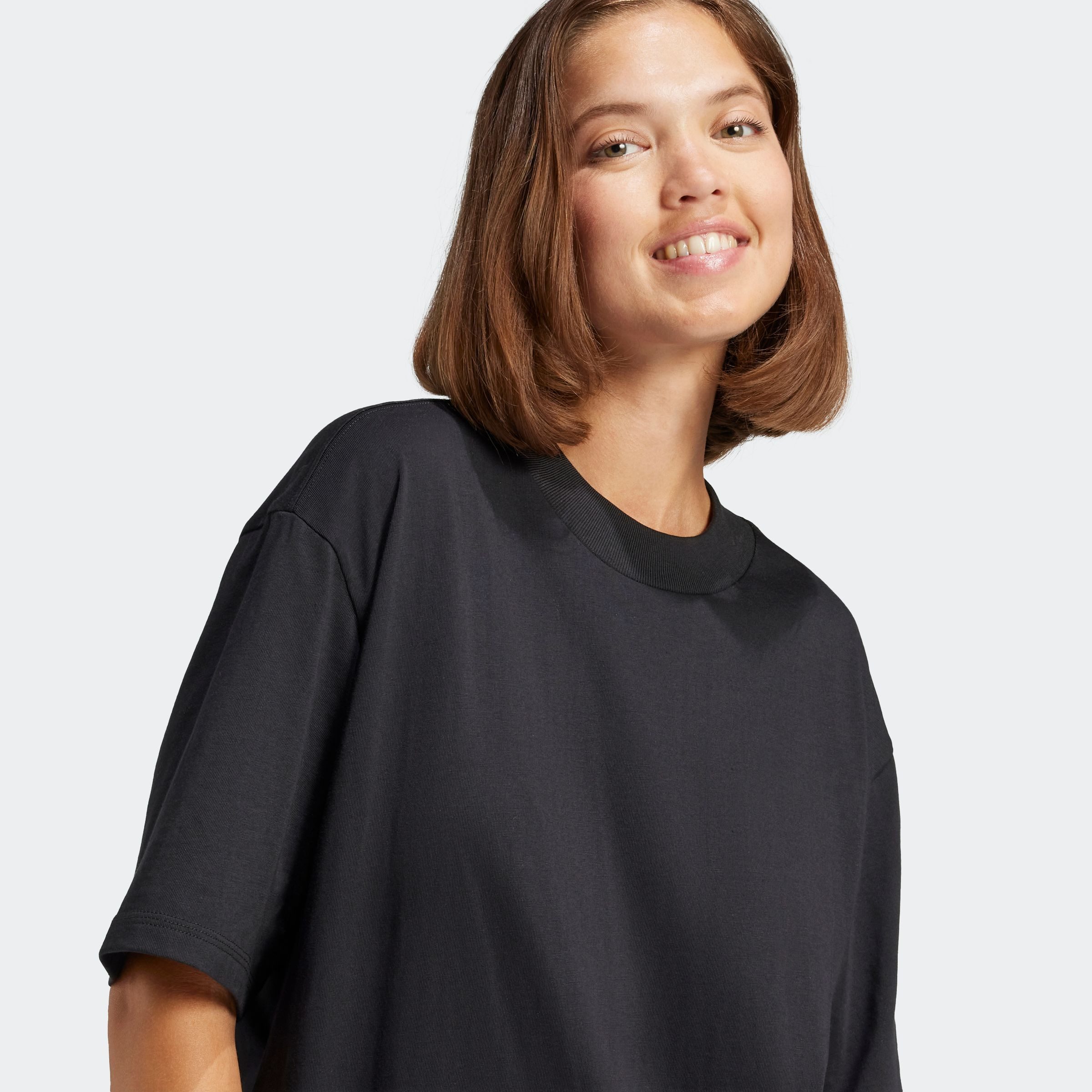 adidas Sportswear T-Shirt ESSENTIALS CONTEMPORARY LOGO BOYFRIEND für Erwachsene, mit Rundhalsausschnitt, ohne Verschluss, aus Baumwolle