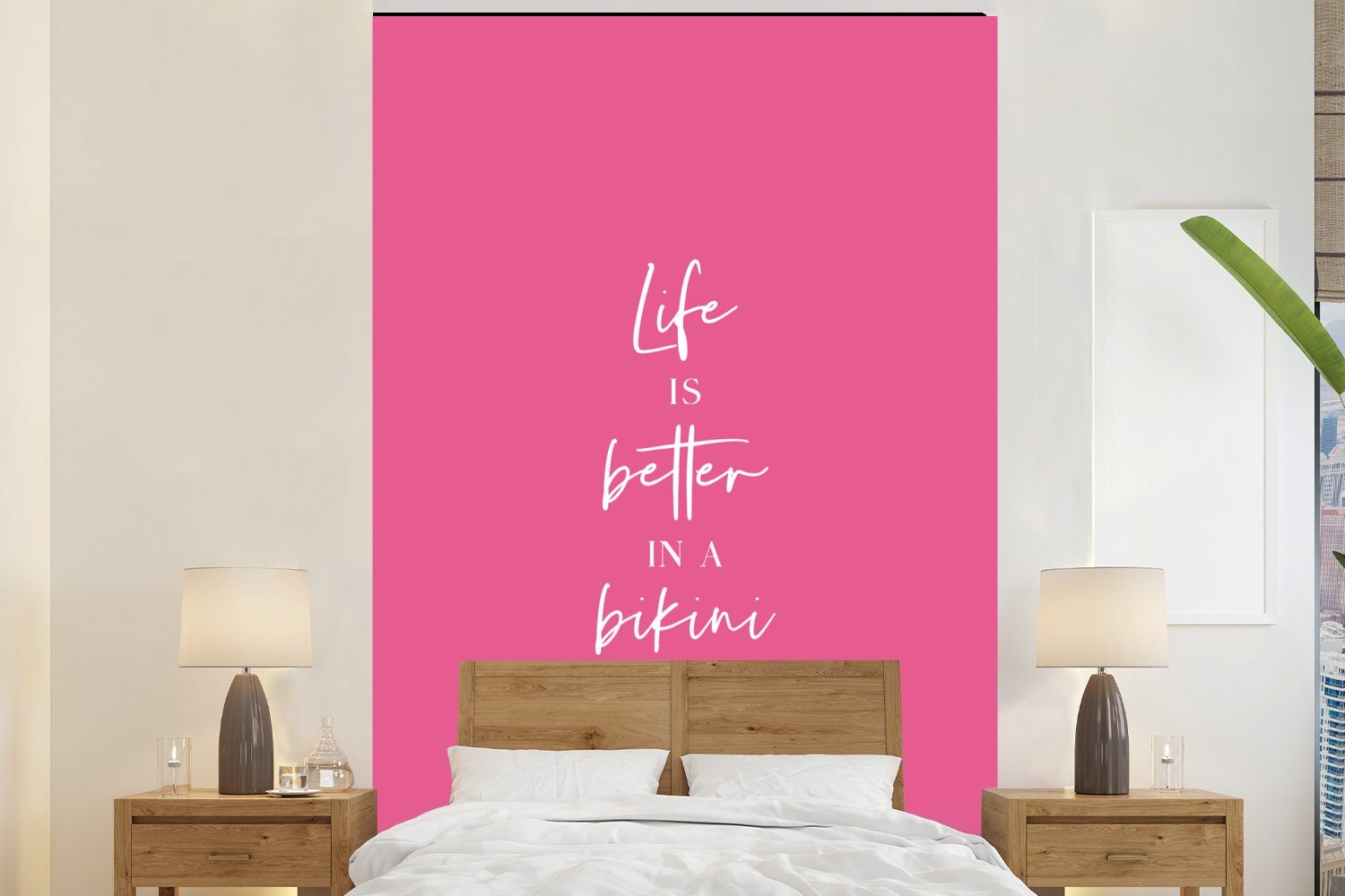 MuchoWow Fototapete Das Leben ist besser im Bikini - Zitat - Pink, Matt, bedruckt, (3 St), Montagefertig Vinyl Tapete für Wohnzimmer, Wandtapete