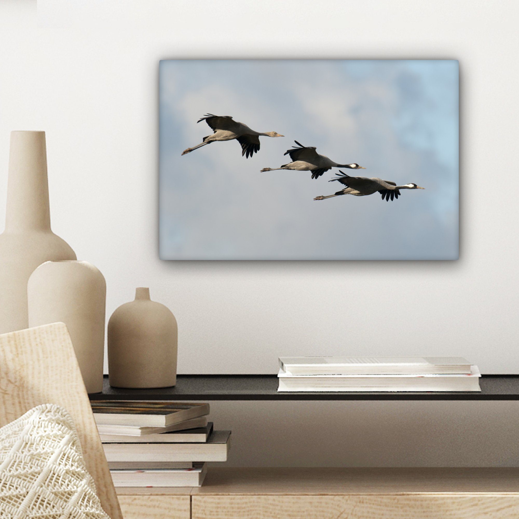 OneMillionCanvasses® Leinwandbild Drei Kraniche fliegen die durch 30x20 Wanddeko, Weise Luft, cm auf Leinwandbilder, Wandbild Aufhängefertig, spektakuläre St), (1
