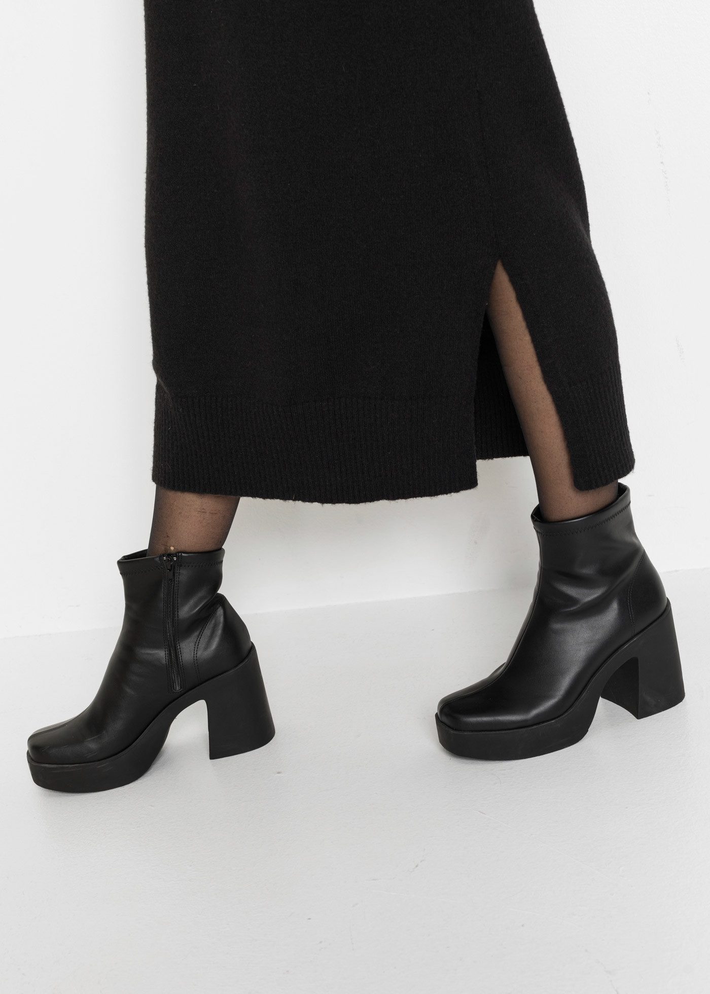 bonprix Strickkleid aus Polyacryl, Polyester und Elasthan, lässig geschnitten, Midilänge