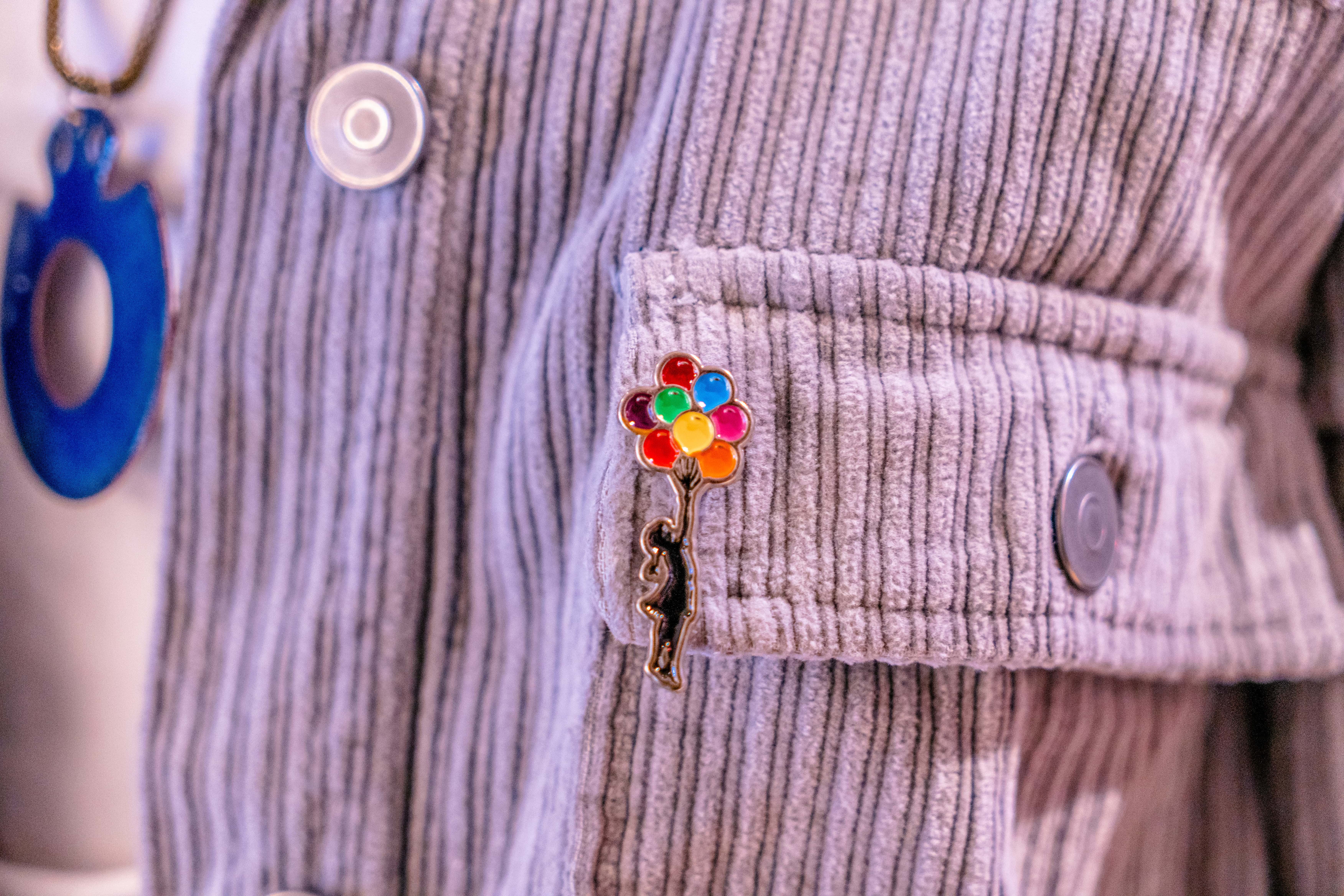 AvantgART Broschen Set 4er, Banksy Mädchen mit Herz, 3D Brosche, Geschenke für Frauen