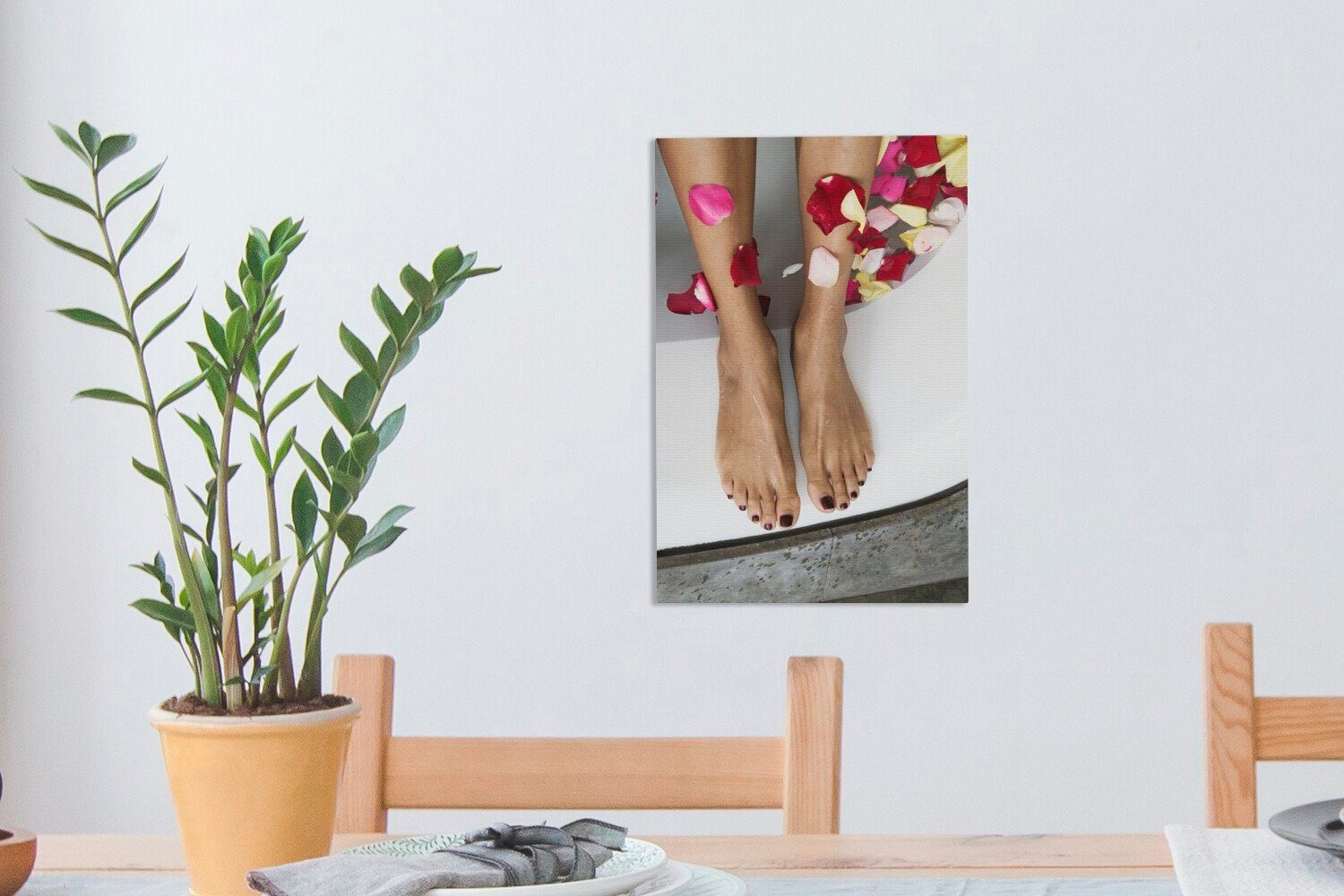 Frau cm Zackenaufhänger, (1 bespannt Leinwandbild inkl. einer 20x30 Leinwandbild Blumenblättern, St), Gemälde, fertig OneMillionCanvasses® Füße mit