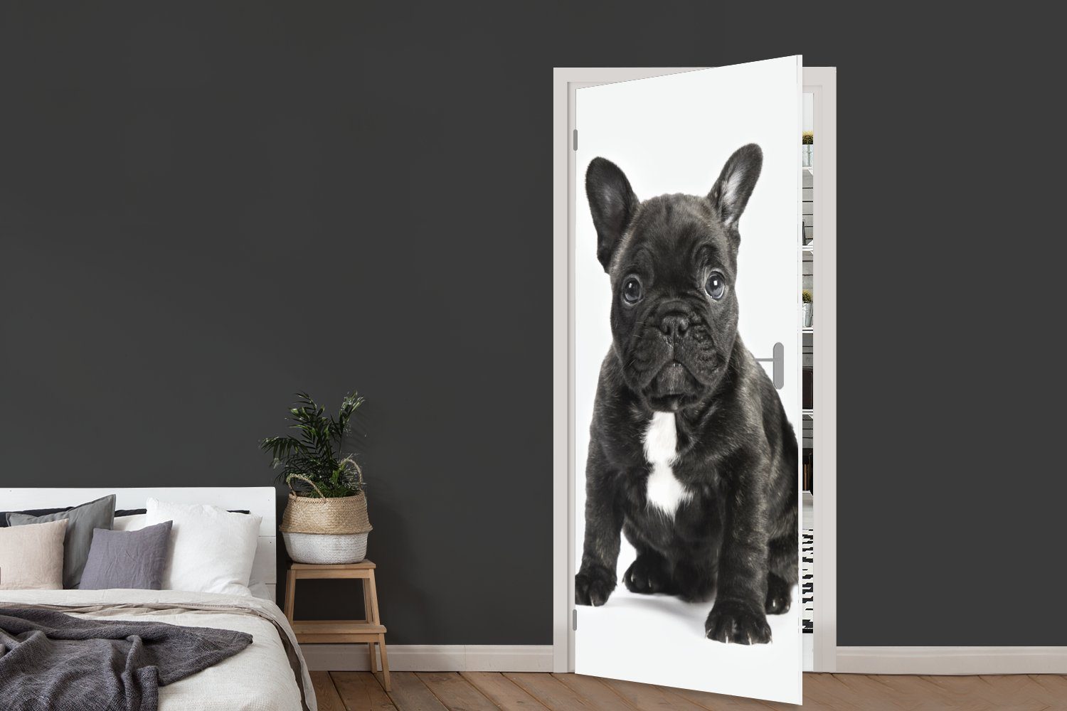 Türaufkleber, (1 bedruckt, Bulldoggenwelpen MuchoWow vor Tür, einem für Hintergrund, Zwei Matt, Türtapete sitzen St), Fototapete 75x205 cm weißen