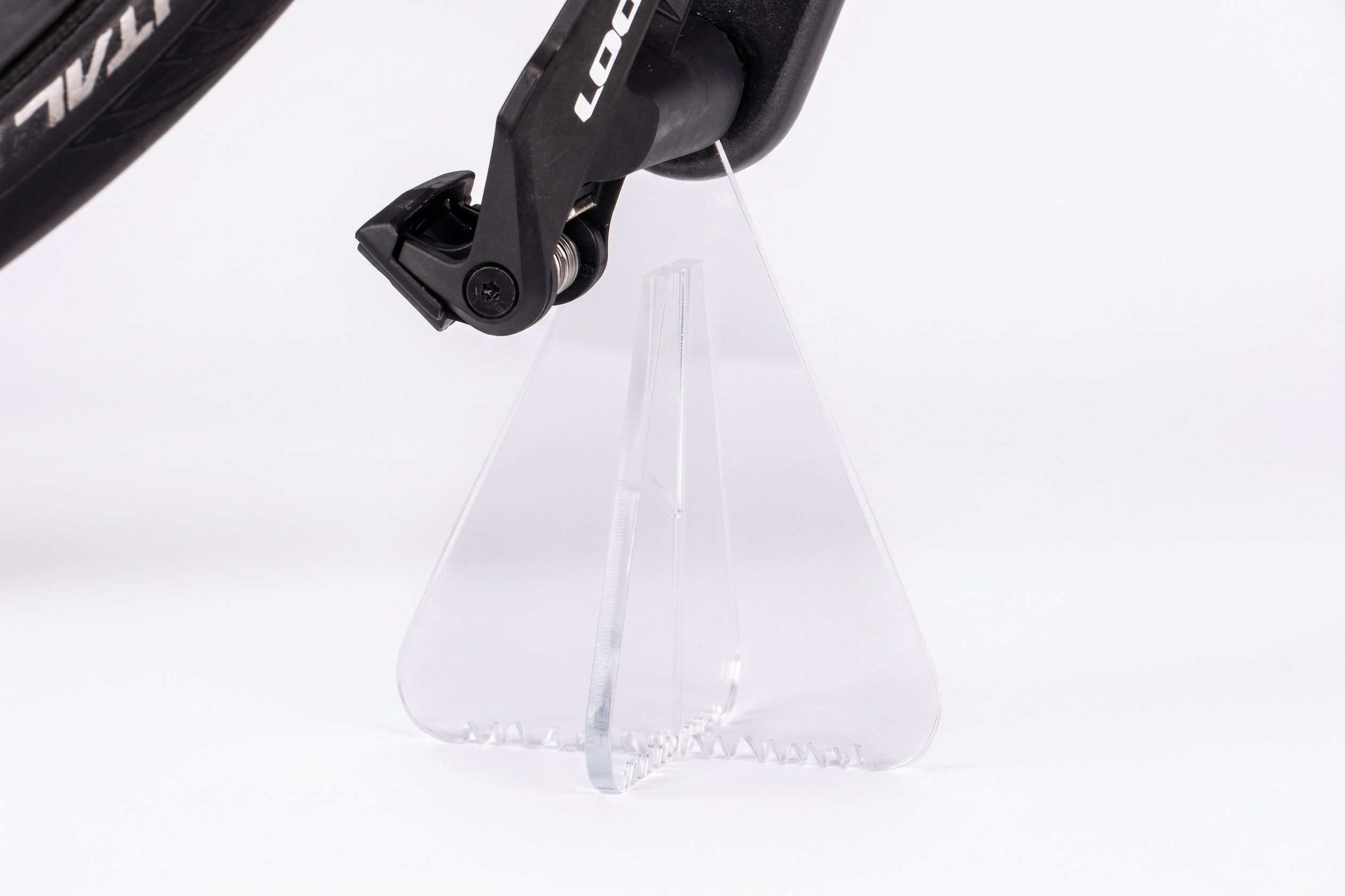 queence Fahrradständer Moderner, transparenter Ständer aus bruchsicherem Acrylglas für Trikot, Die Optik sorgt für eine elegante, nahezu schwebende Präsentation