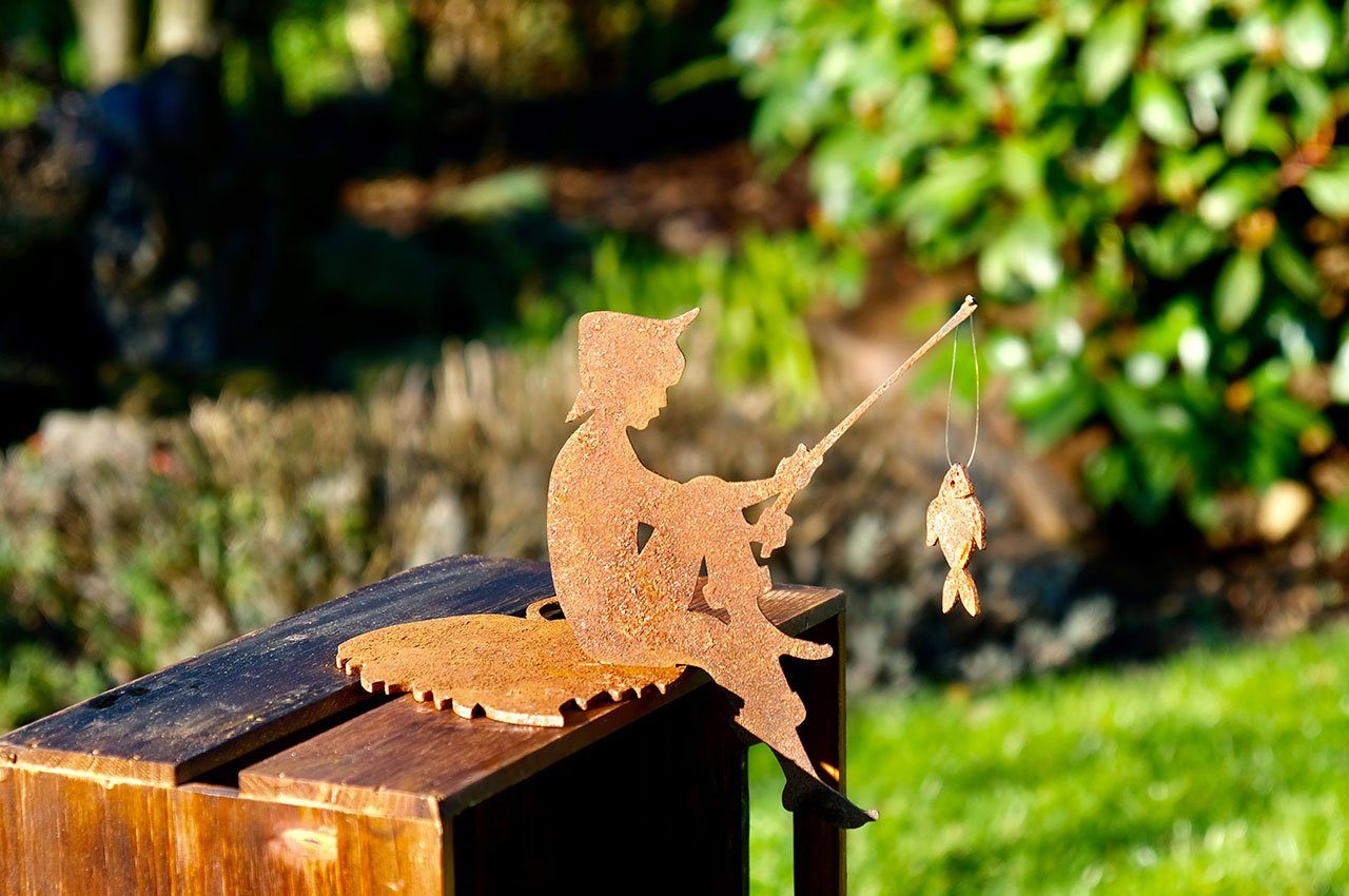 ILLUMINO Gartenfigur Kantenhocker Angler mit Blatt Sitzenbleiber Gartendeko Metall Rost, (1 St)