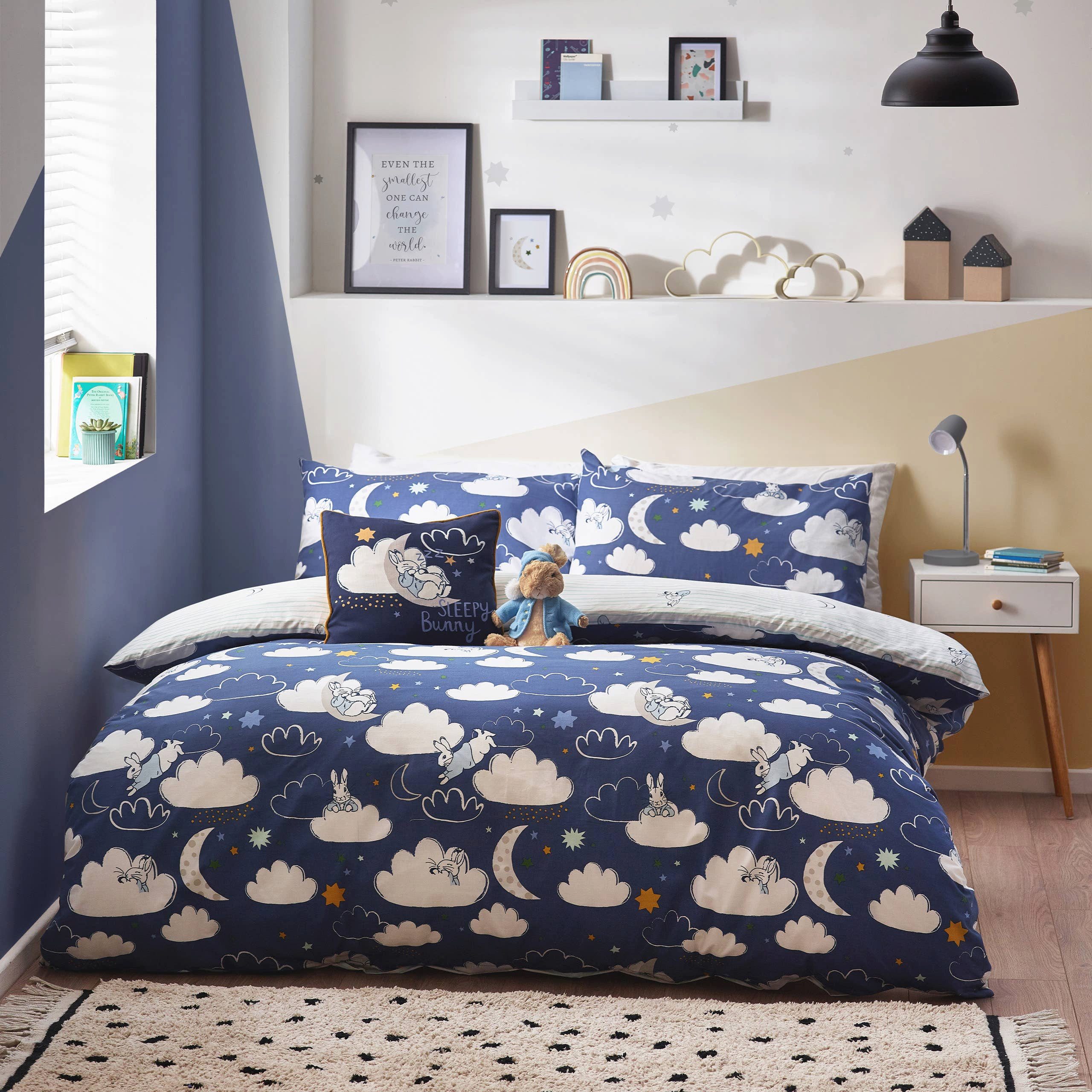 Riva Home Wendebettwäsche Kinderbettwäsche 135x200 Peter Hase „Sleepy Head“ in weiß-blau