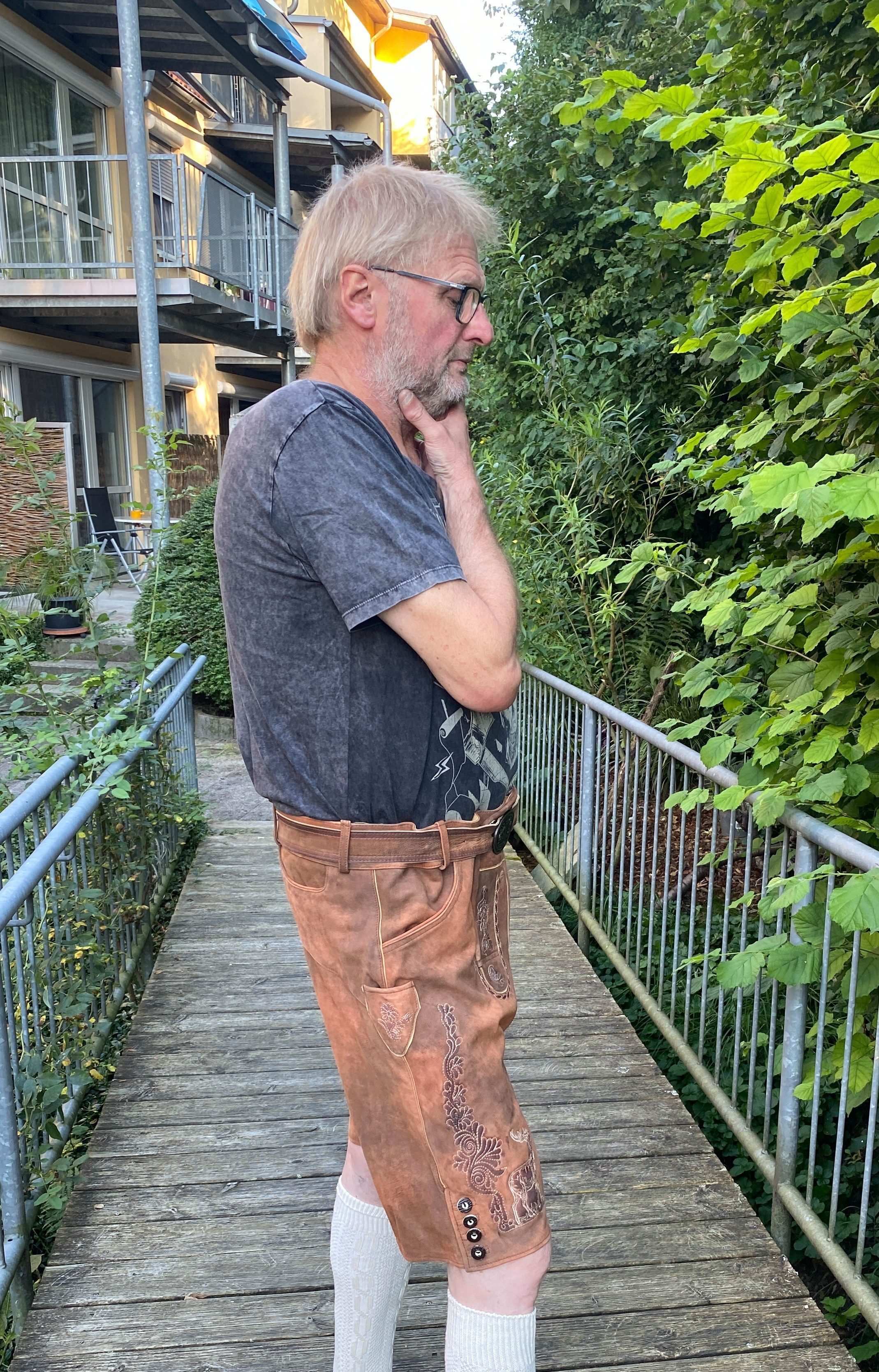 Ramona Lippert Trachtenlederhose Fabian kurze Hose braun mit Gürtel Stickerei