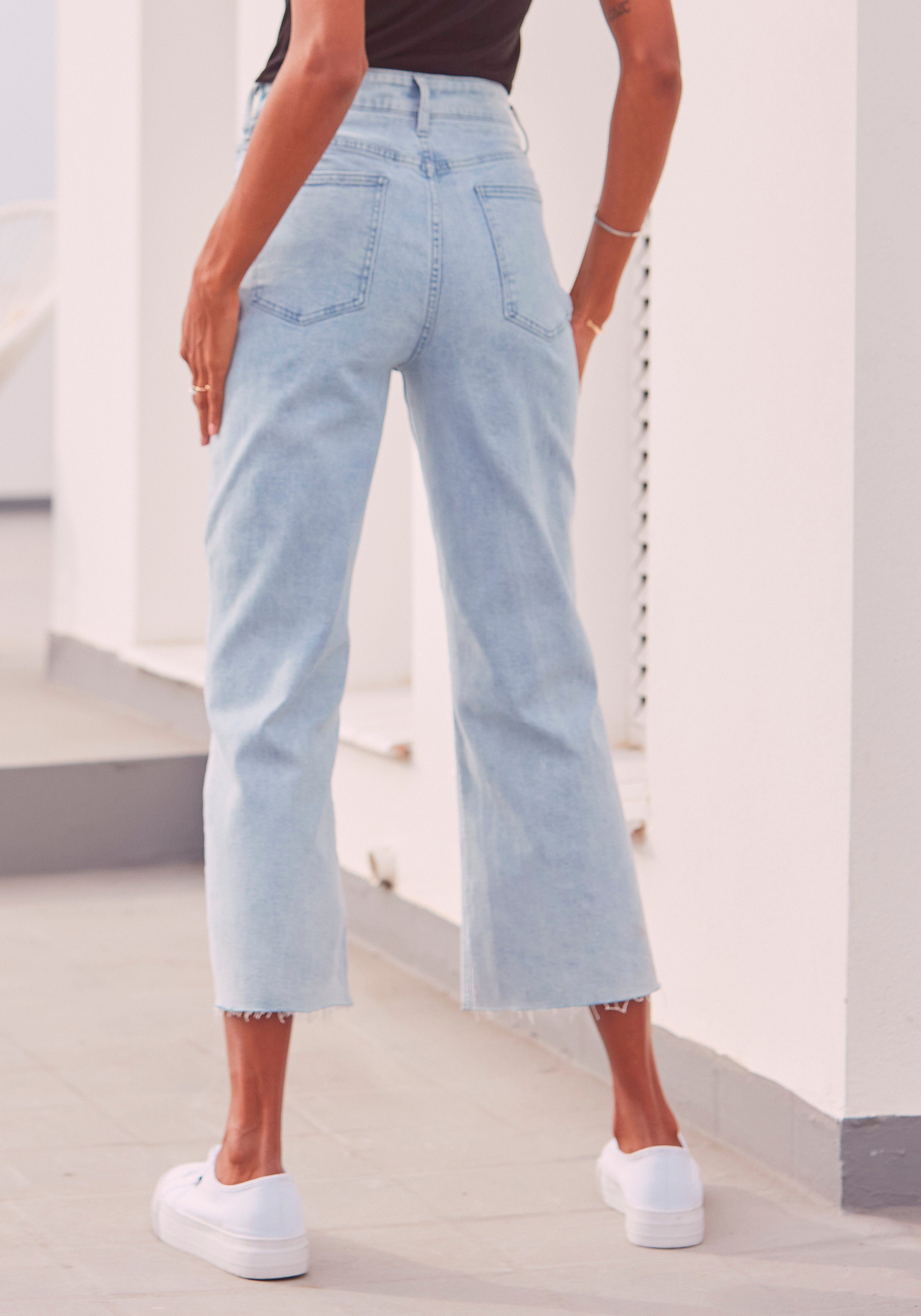 LASCANA 7/8-Jeans mit leicht ausgefransten hellblau-washed Beinabschlüssen