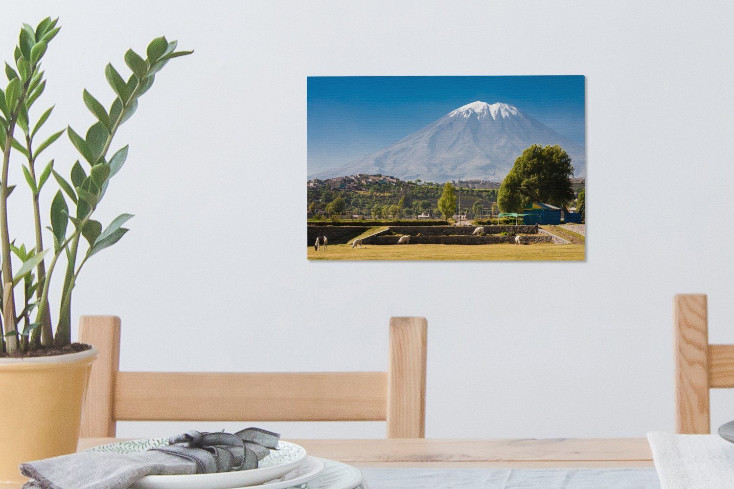 Stadtbild Leinwandbild im cm Der Wandbild Aufhängefertig, dem Misti mit Vordergrund, großen Vulkan von 30x20 Arequipa (1 OneMillionCanvasses® Leinwandbilder, Wanddeko, St),