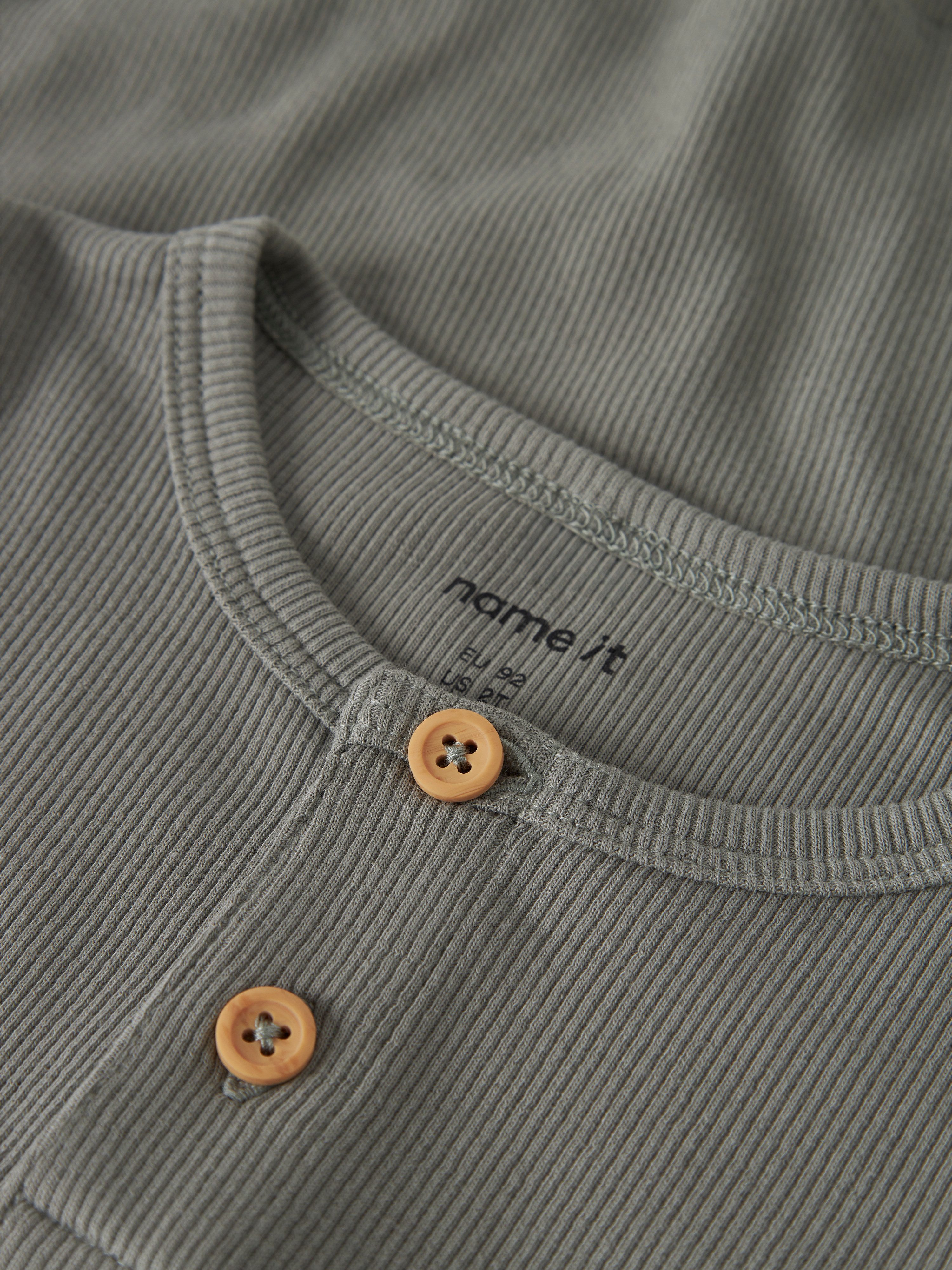 Name It Langarmshirt NMMKAB LS TOP NOOS Im Henley-Stil - mit kurzer Knopfleise, normal geschnitten – Bild 5 von 5