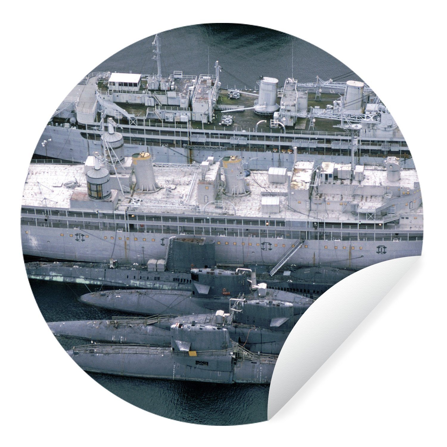 MuchoWow Wandsticker Ein Marineschiff mit einigen U-Booten (1 St), Tapetenkreis für Kinderzimmer, Tapetenaufkleber, Rund, Wohnzimmer