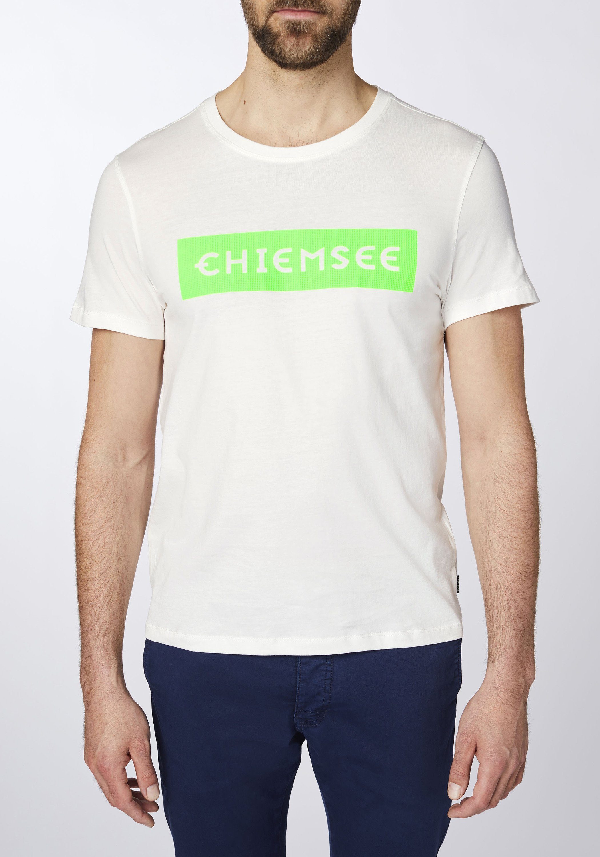 mit Dif Chiemsee 1 plakativem Grn T-Shirt Wht/Md Print-Shirt Markenschriftzug