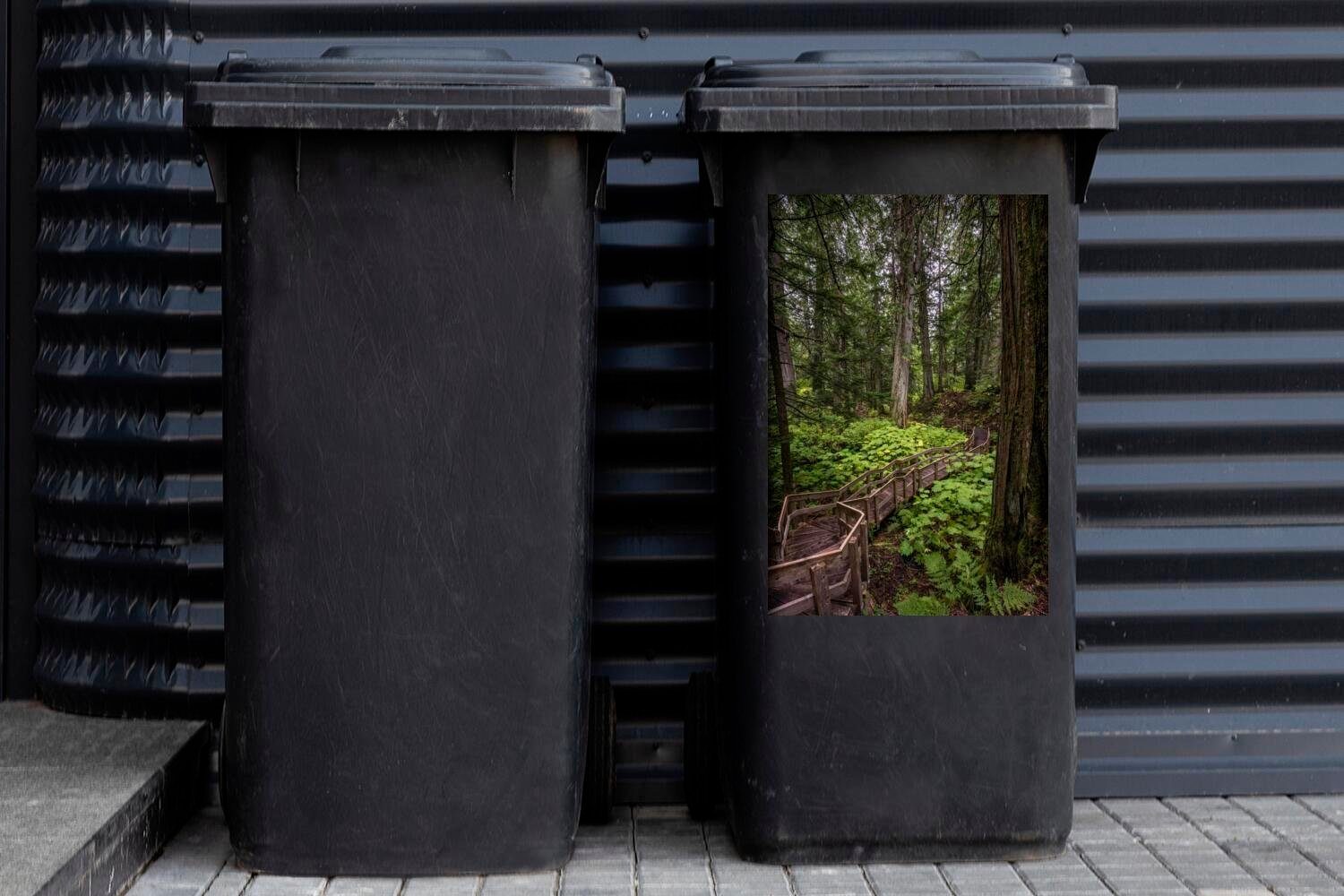 MuchoWow Wandsticker Eine Holztreppe in des kanadischen Mülltonne, Wäldern Container, St), Mount Abfalbehälter Mülleimer-aufkleber, (1 den Sticker, Revelstoke