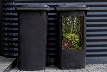 MuchoWow Wandsticker Eine Holztreppe in den kanadischen Wäldern des Mount Revelstoke (1 St), Mülleimer-aufkleber, Mülltonne, Sticker, Container, Abfalbehälter