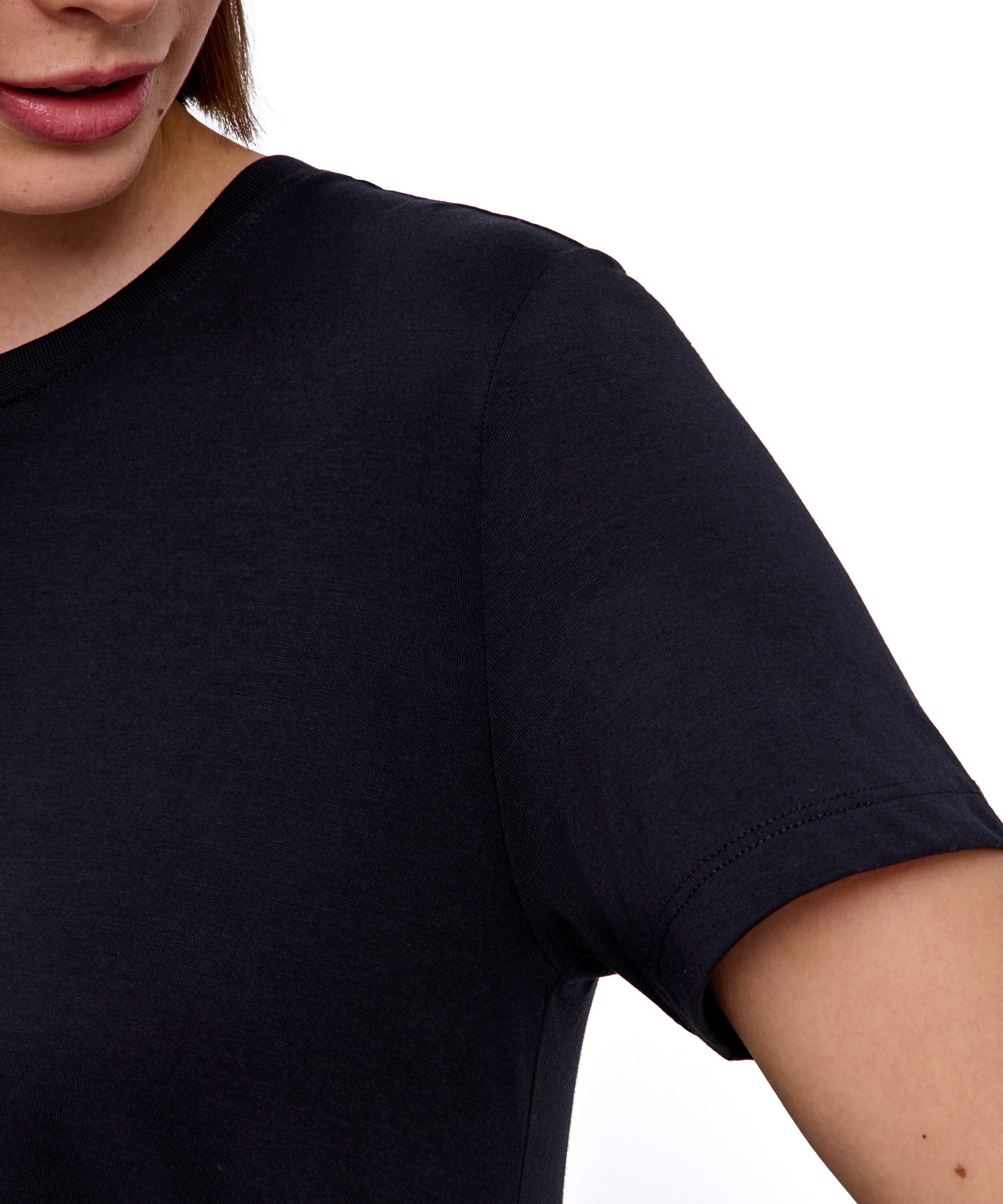 FALKE T-Shirt Essential T-Shirt aus hochwertiger Pima-Baumwolle (1-tlg., 1) aus hochwertiger Pima-Baumwolle