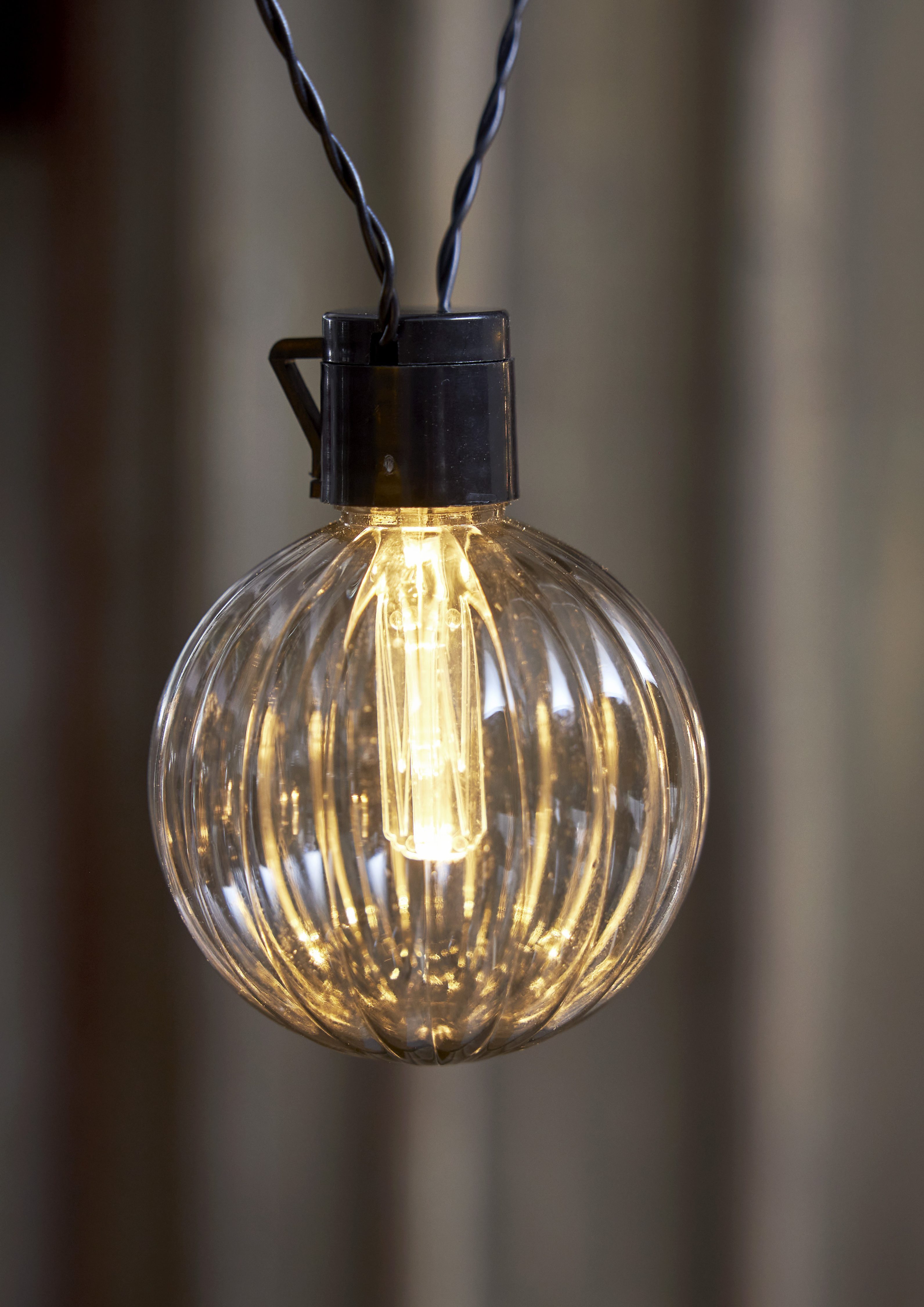 STAR TRADING LED-Lichterkette Archy, 10-flammig, 10 Kugeln aus PC mit Ø 8 cm, 3,6 m Länge plus 5 m Zuleitung, IP44