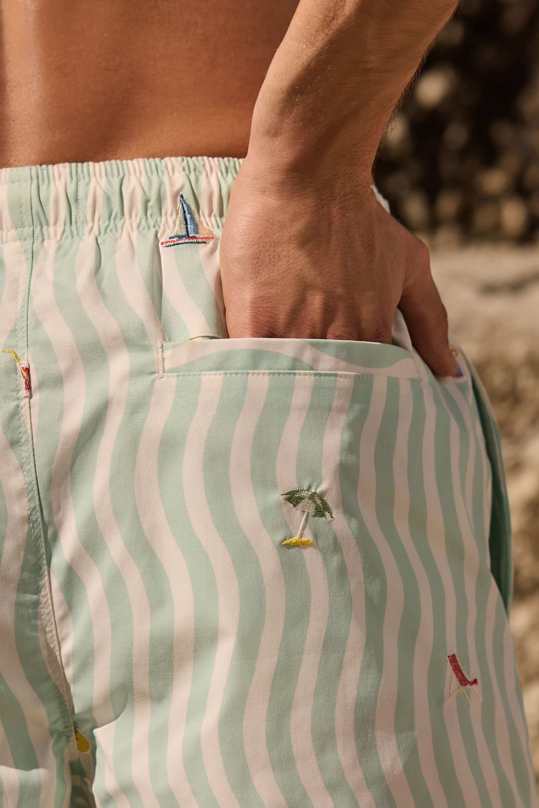 Next Badeshorts Badehose mit durchgehender Wellen-Stickerei 5{dq} (1-St)