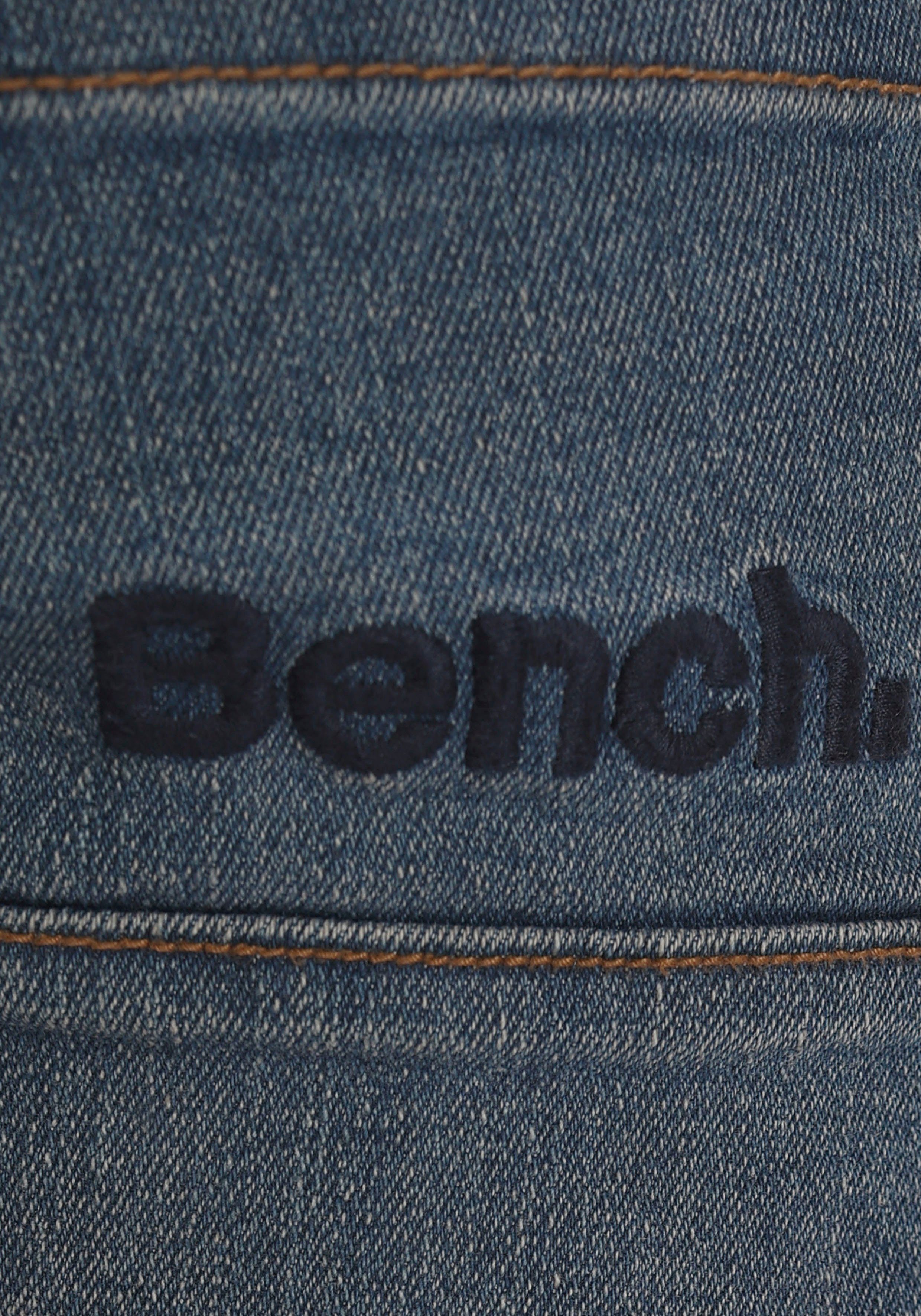 Bench. Stretch-Jeans regular fit Bein mit schmalem