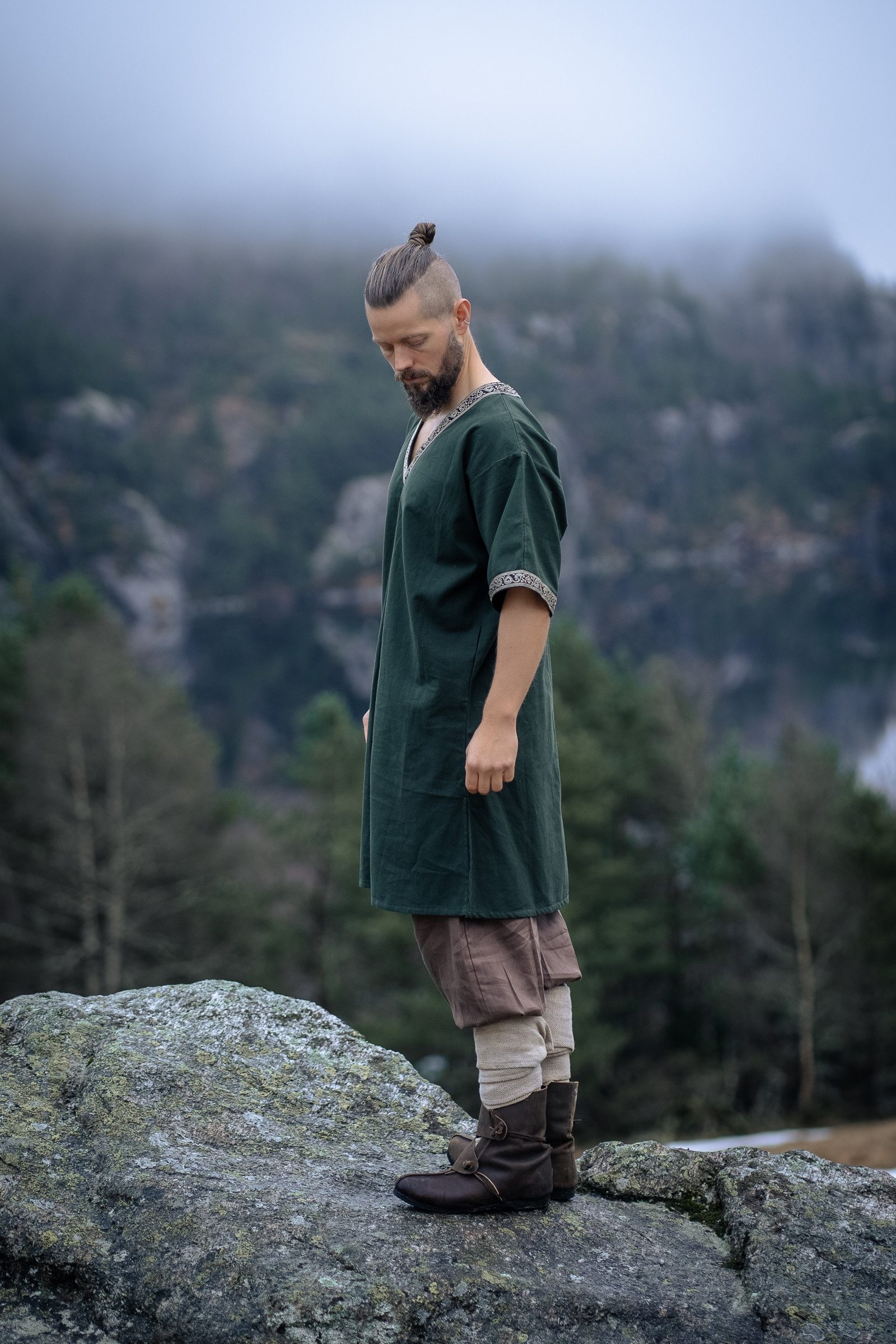 Leonardo Carbone Wikinger-Kostüm Tunika kurzarm "Loki" mit Bordüre, V-Ausschnitt, seitliche Schlitze