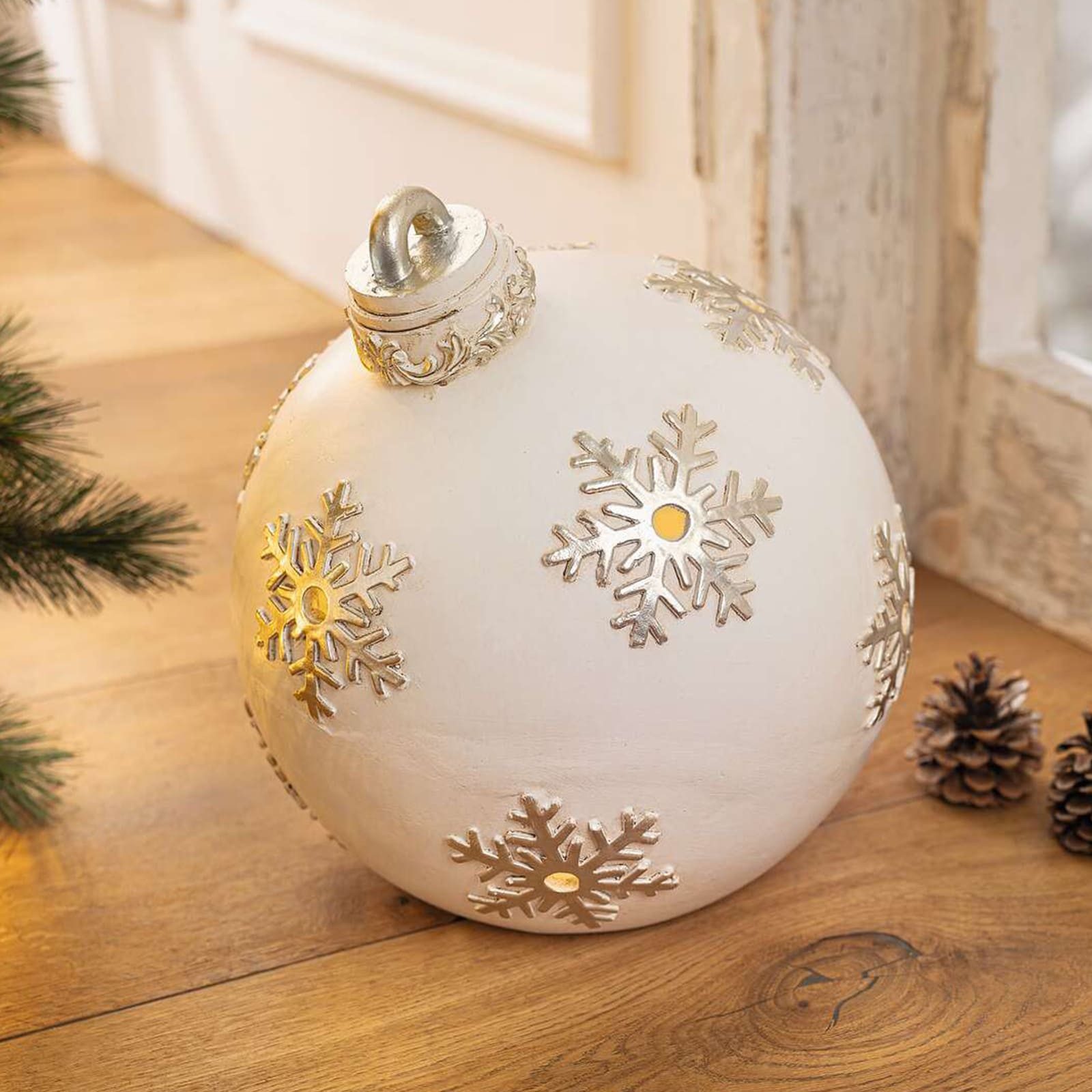 Dekoleidenschaft LED-Dekofigur "Weihnachtskugel" 28 cm groß, Outdoor Leuchtdeko, Weihnachtsdeko außen, Gartendeko für Draußen, Balkon & Terrasse