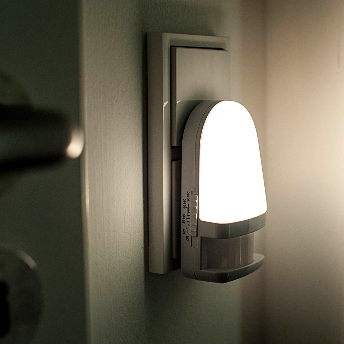 Steckdosenlicht & (2-St) Taschenlampe mit kwmobile Timer Steckdose - LED 2x Nachtlicht Bewegungsmelder