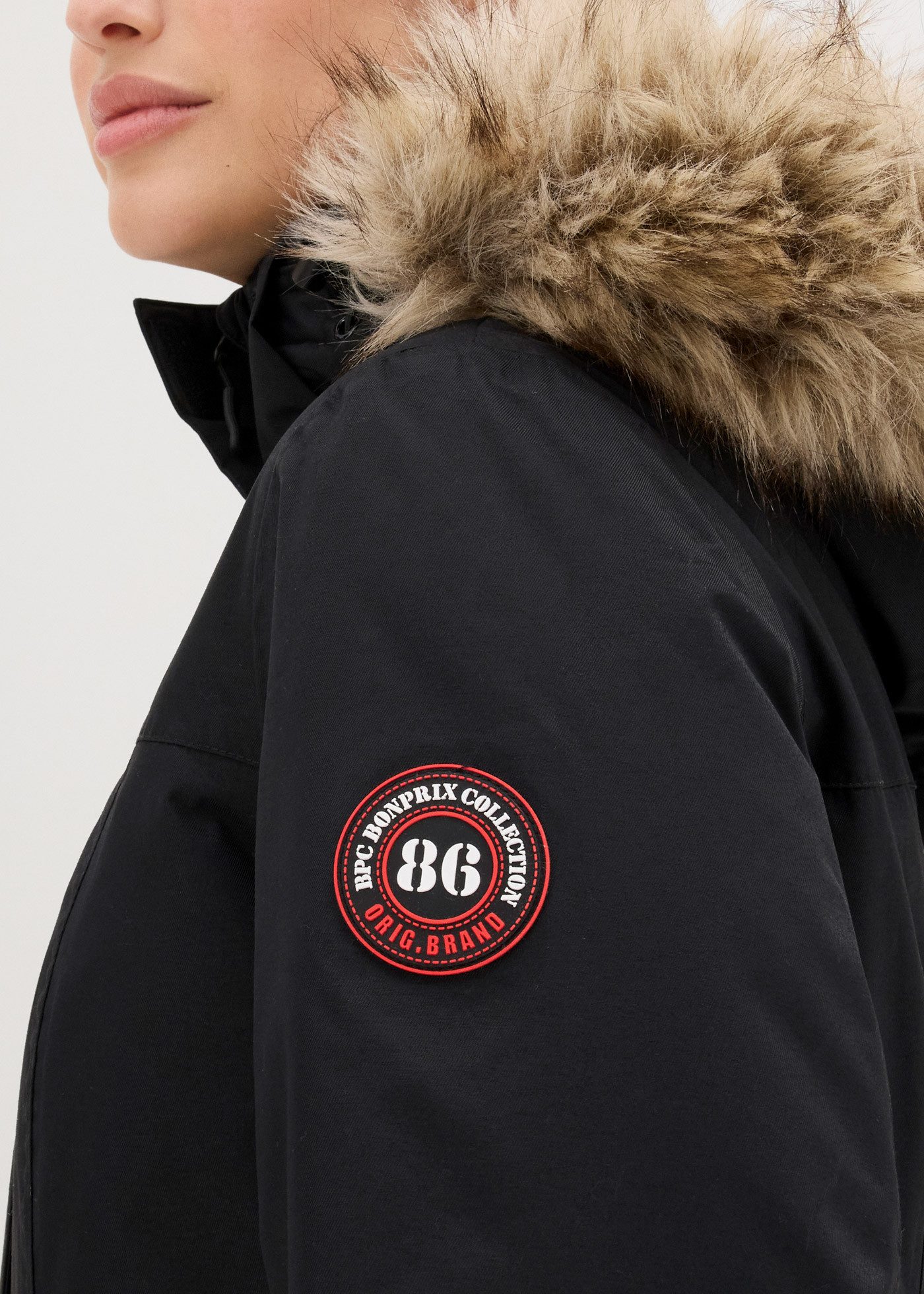 bonprix Wintermantel mit abnehmbarer Kapuze + Fellimitat, mit Innentasche und Kabelführung – Bild 4 von 5