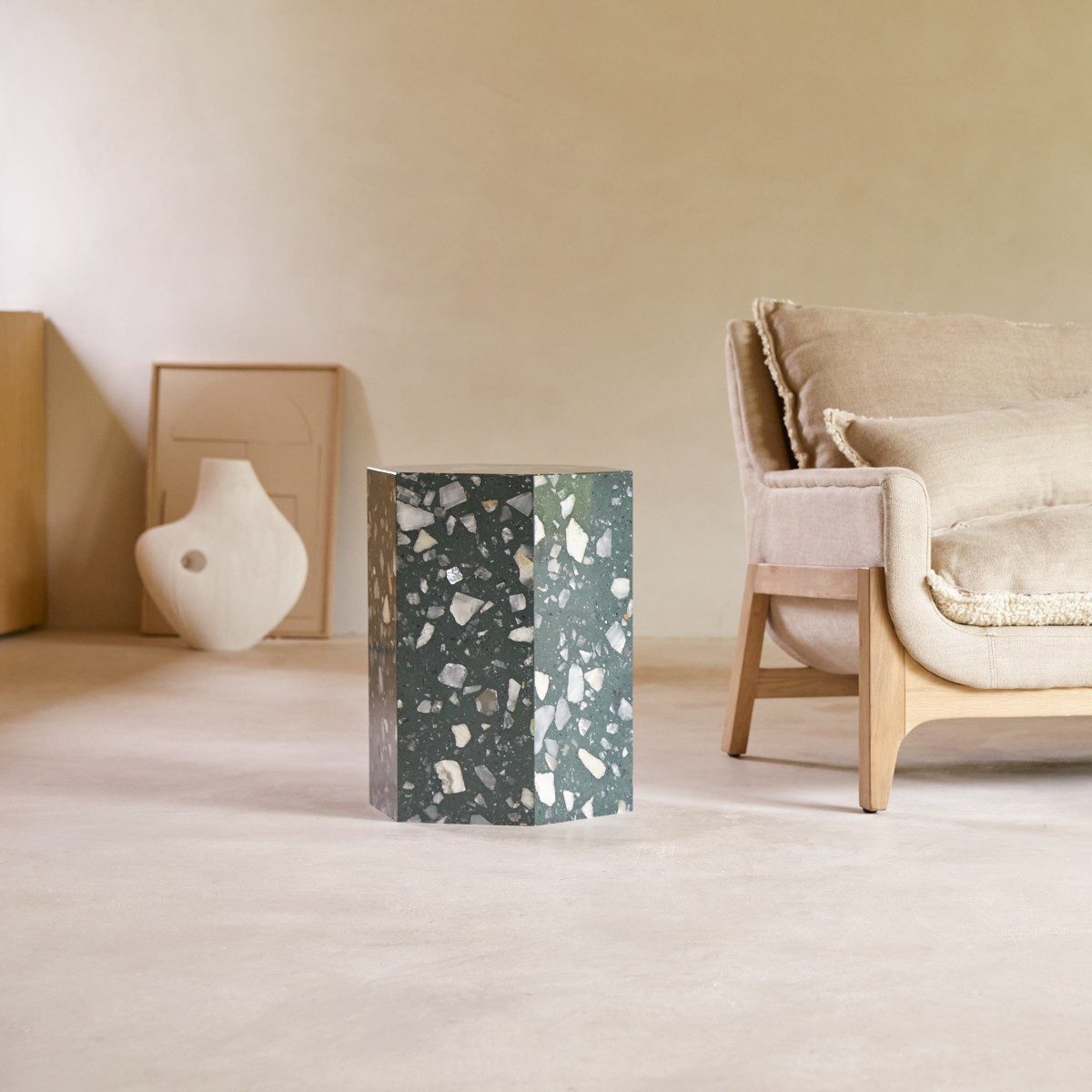 Tikamoon Beistelltisch Sofaende Zoé aus Premium-Terrazzo Black