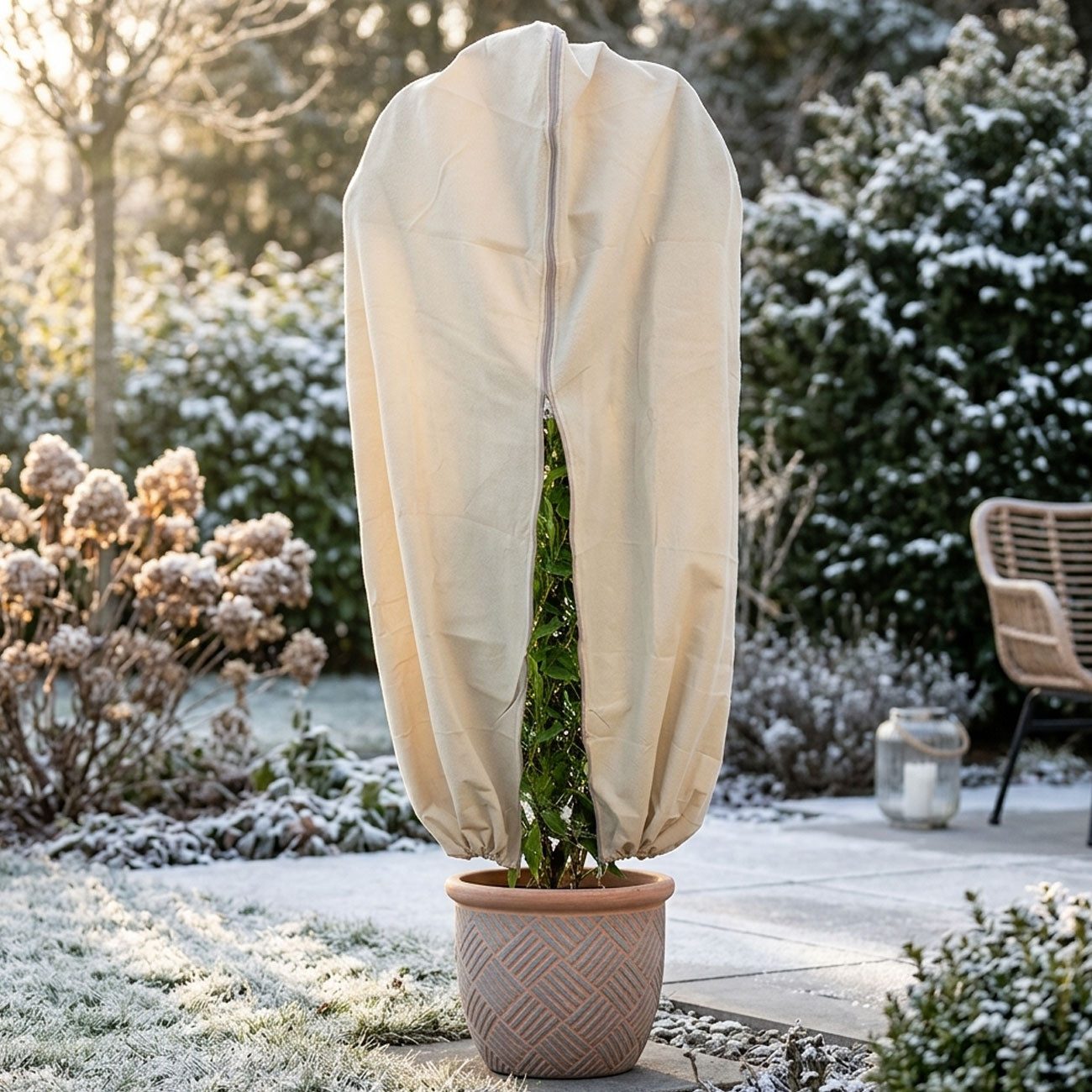 Casativo Winterschutzhaube Pflanzenabdeckung XL H180 x B120cm Winterschutz Reißverschluss Zugband (1-St., 1er-Set & 3er-Set), Frostschutz-Haube für Kübelpflanzen & Sträucher, Vlies 80 g/m²