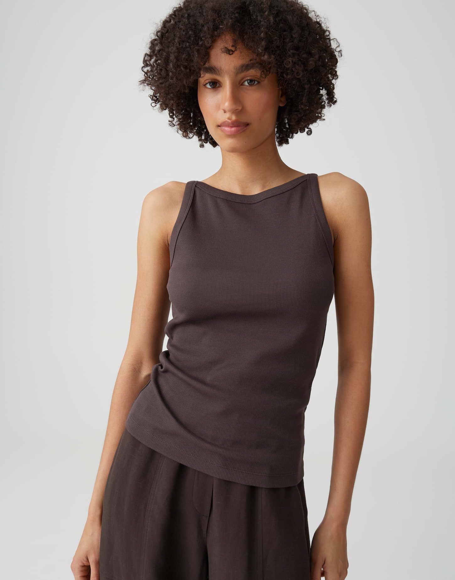 OPUS Kurzarmshirt Izli aus weichem Jersey mit Stretchkomfort Das Trägerdetail unterstreicht den sommerlichen Look