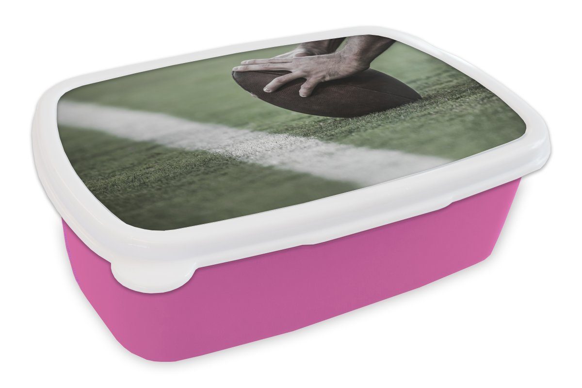 MuchoWow Lunchbox Hände auf einem American Football, Kunststoff, (2-tlg), Brotbox für Erwachsene, Brotdose Kinder, Snackbox, Mädchen, Kunststoff rosa