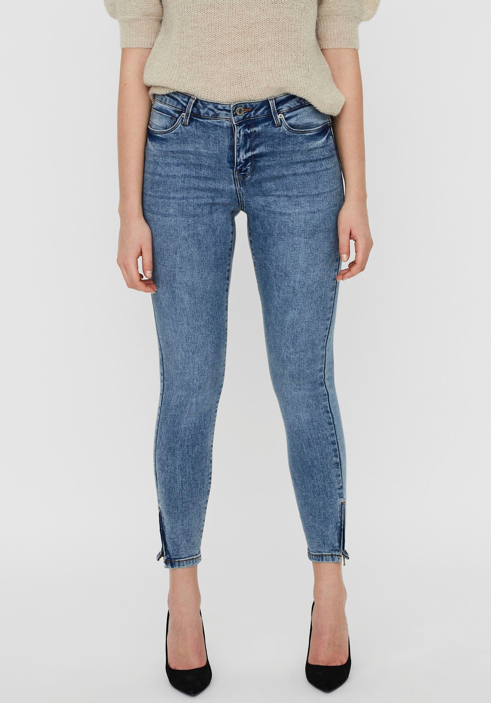 Vero Moda Skinny-fit-Jeans VMTILDE mit Zipper am Saum, Das Model ist 177 cm  und trägt Größe S