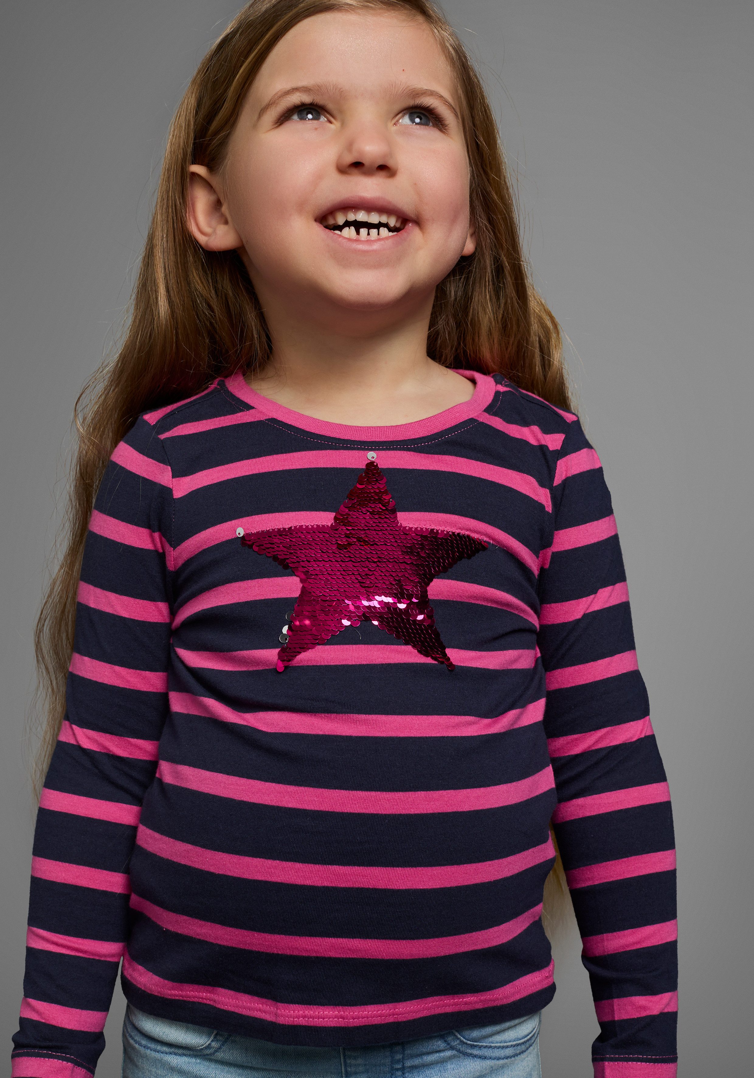 KIDSWORLD Langarmshirt für kleine Mädchen langärmlig, Basic-Passform, mit mehrfarbigen Streifen
