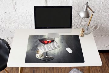 MuchoWow Gaming Mauspad Glas Rotwein auf einem Holzteller (1-St), Büro für Tastatur und Maus, Mousepad Gaming, 90x60 cm, XXL, Großes