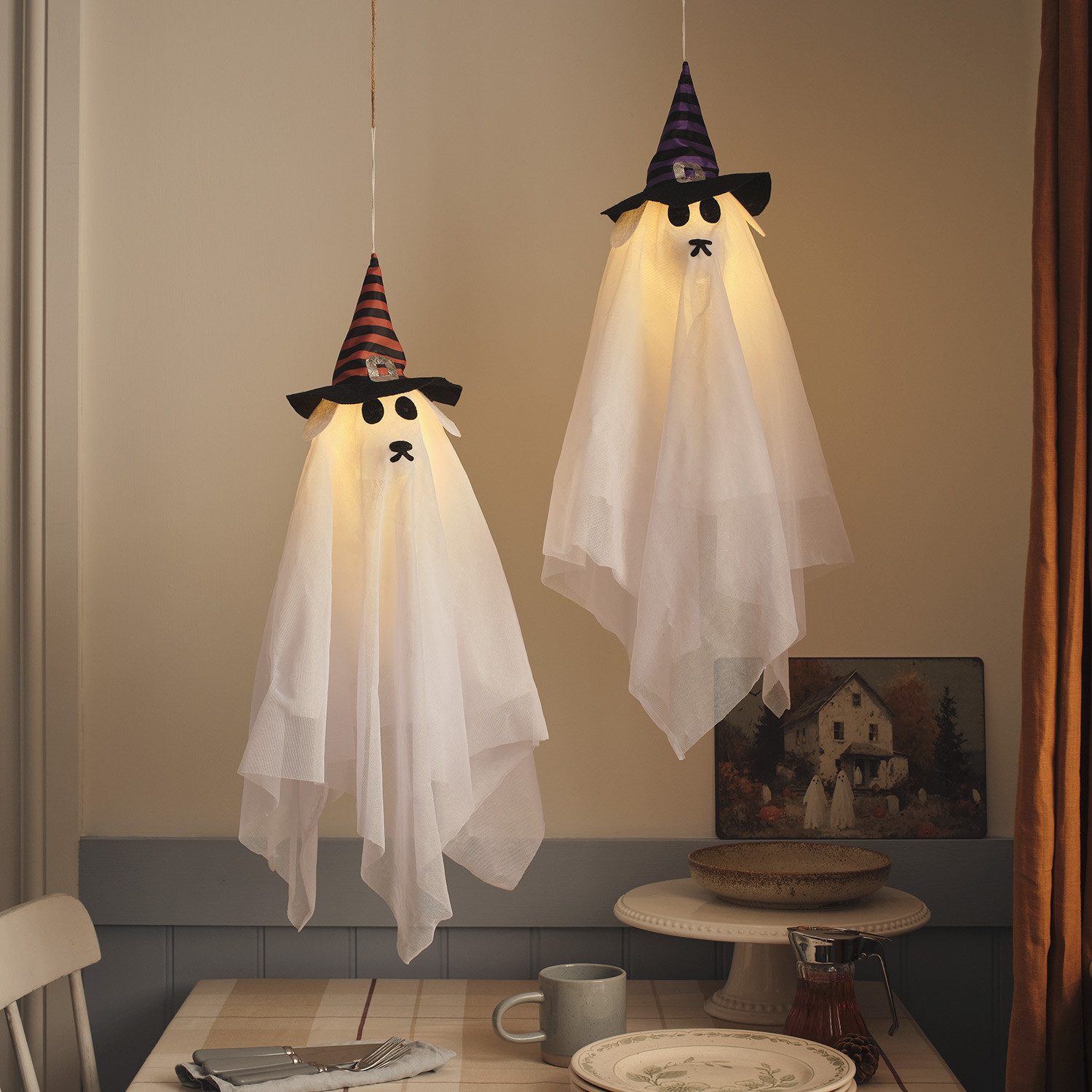 Lights4fun LED-Dekofigur 2er Set LED Halloween Hängedeko Geisterhunde mit Timer – Bild 2 von 3