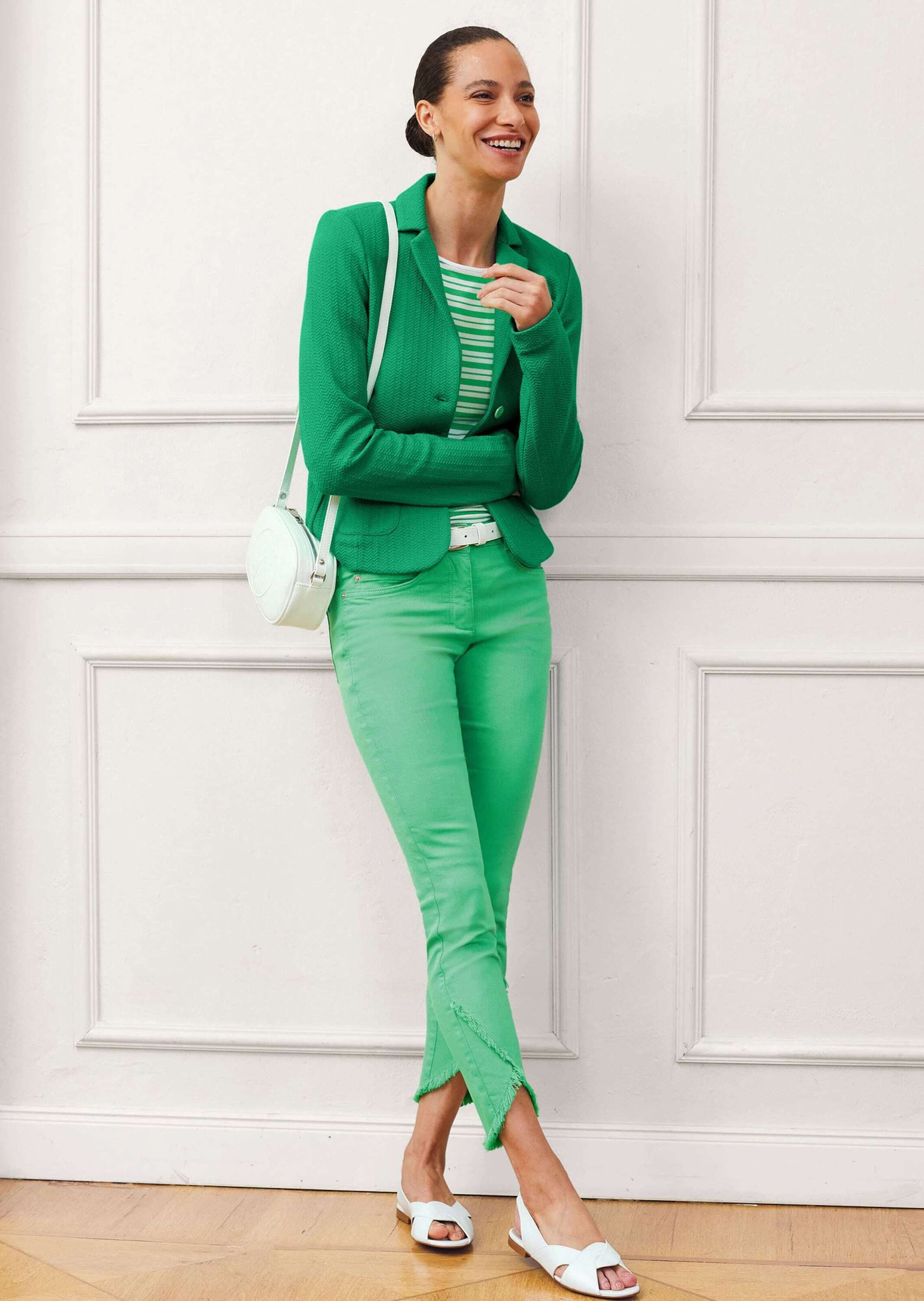 MADELEINE Kurzblazer Kurzer Jerseyblazer mit Reverskragen Uni-Design mit klassischem Revers und Knopfverschluss