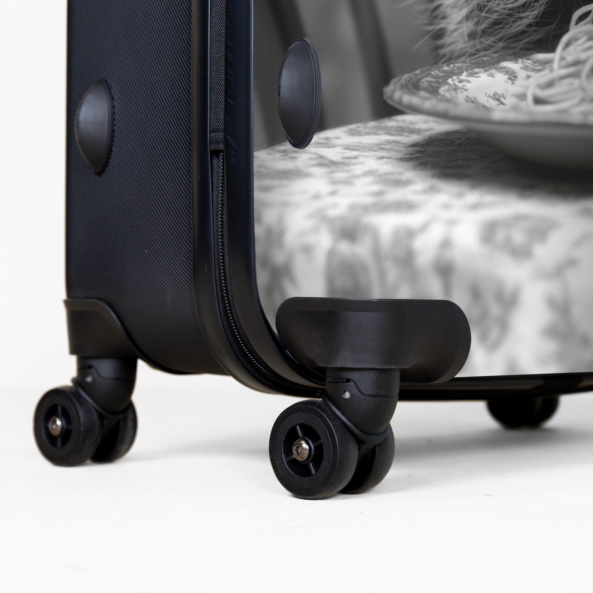NoBoringSuitcases.com© Hartschalen-Trolley Waschbär isst Spaghetti in schwarz-weiß 77 cm - 98 L, 8 Rollen, Koffer Groß für 30kg, Trolley, Rollkoffer, Reisekoffer
