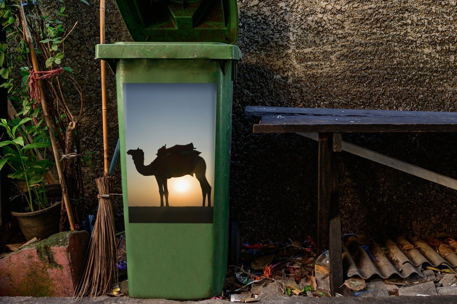 MuchoWow Mülltonne, Sonne Container, Sticker, Schwarz Wandsticker (1 - St), Abfalbehälter Mülleimer-aufkleber, - Kamel