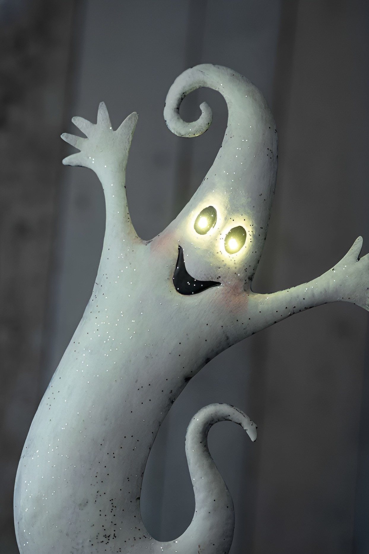 Dekoleidenschaft Gartenstecker "Gespenst" mit LED Beleuchtung Metall Outdoor Halloweendeko Gartendeko Blumenstecker für Draußen, leuchtender Halloween Geist, Gartenfigur