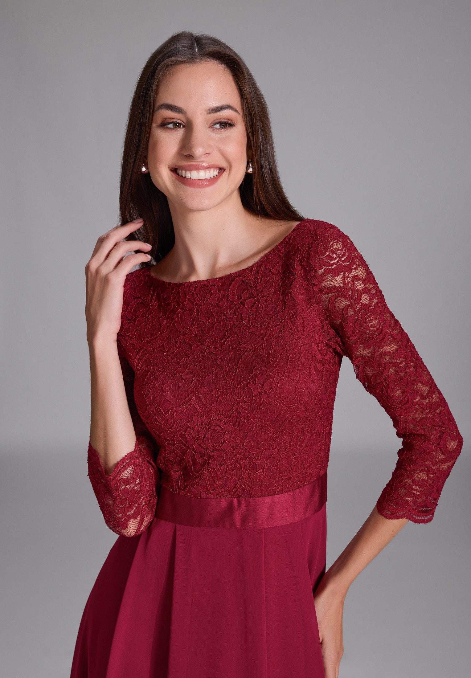 SWING Abendkleid - Abendkleid aus Spitze und Chiffon mit ¾ Arm Taillierte Passform mit ausgestelltem Rockteil