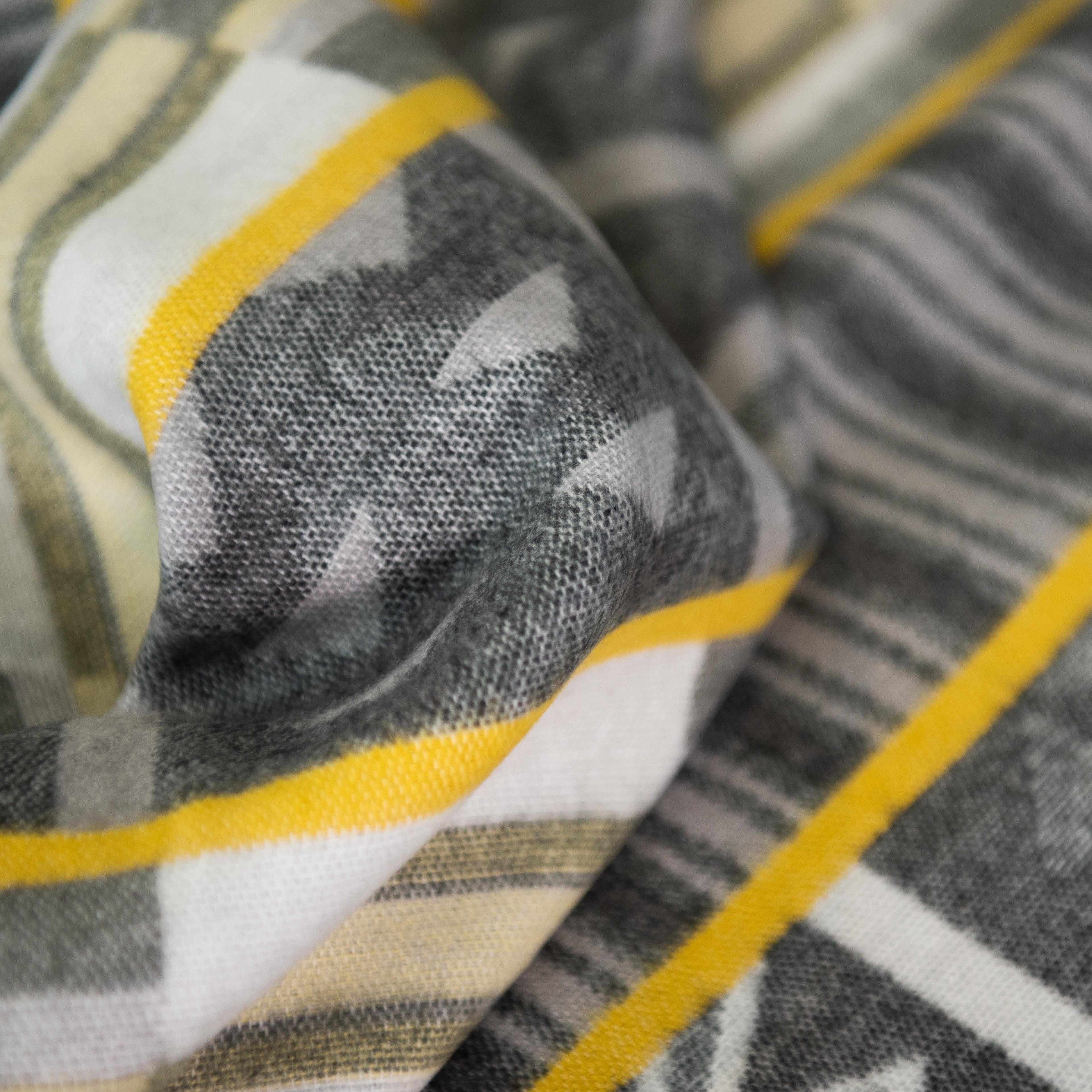 Plaid Decke aus 100 % superweiche, hypoallergene Mikrofaser, 180 × 140 cm, YAADU, Handgefertigt in Afrika aus traditioneller Webkunst