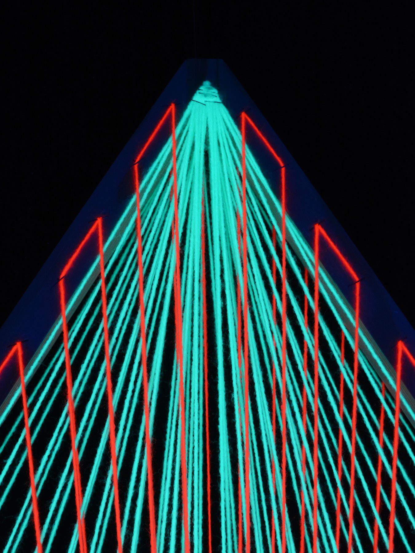 StringArt II", Schwarzlicht Colors "Neon 3D leuchtet PSYWORK 88x53cm, Raute UV-aktiv, Gradient unter Dekoobjekt Schwarzlicht