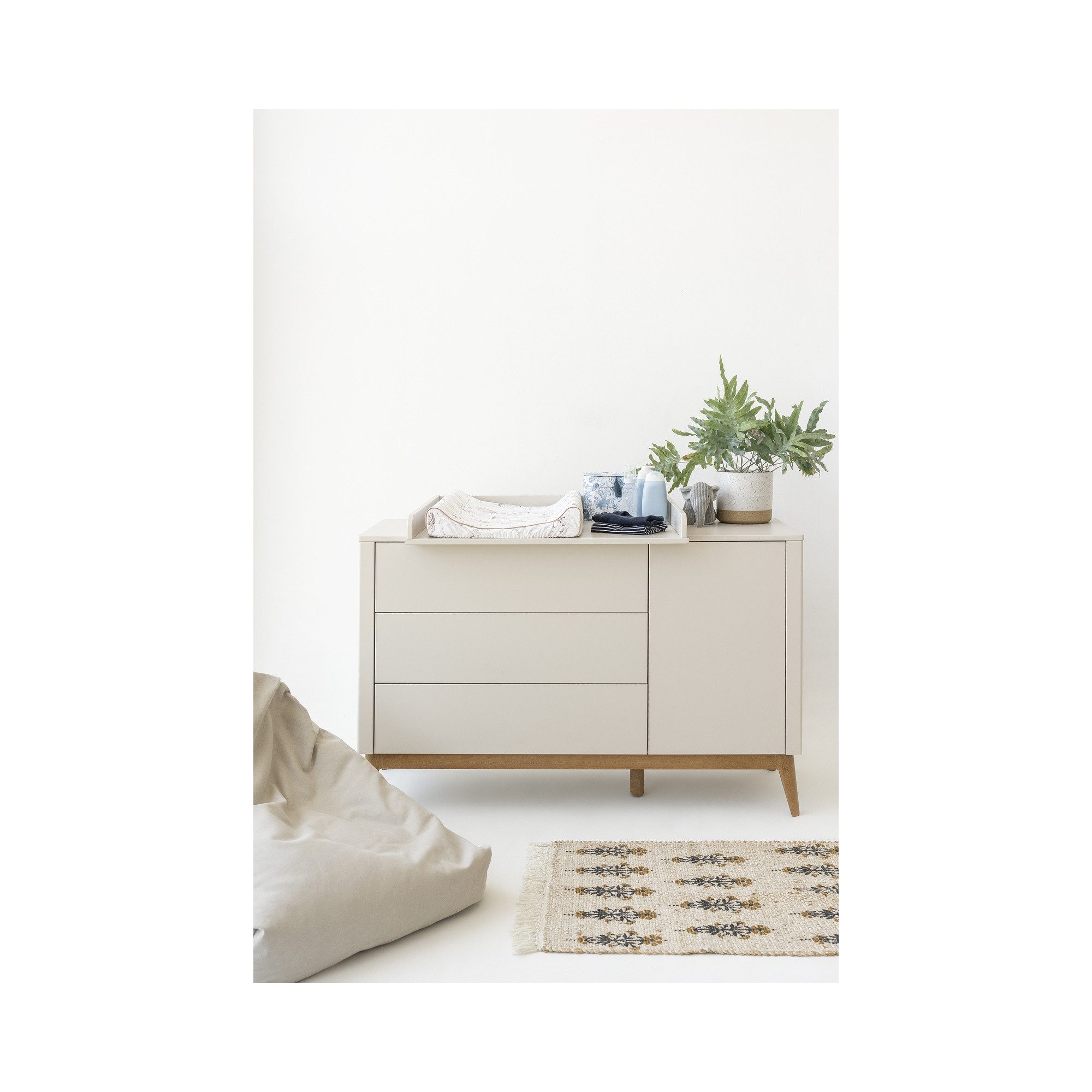 Raumhirsch Furniture Kinderregal Kinderkommode SETH mit 3 Schubladen und Tür in Champagner, Maße: 144,5 x 52,8 x 90,4 cm (mit 3 Schubladen und 1 Tür), Champagner-Finish, Skandinavische Optik, Massives Buchenholz