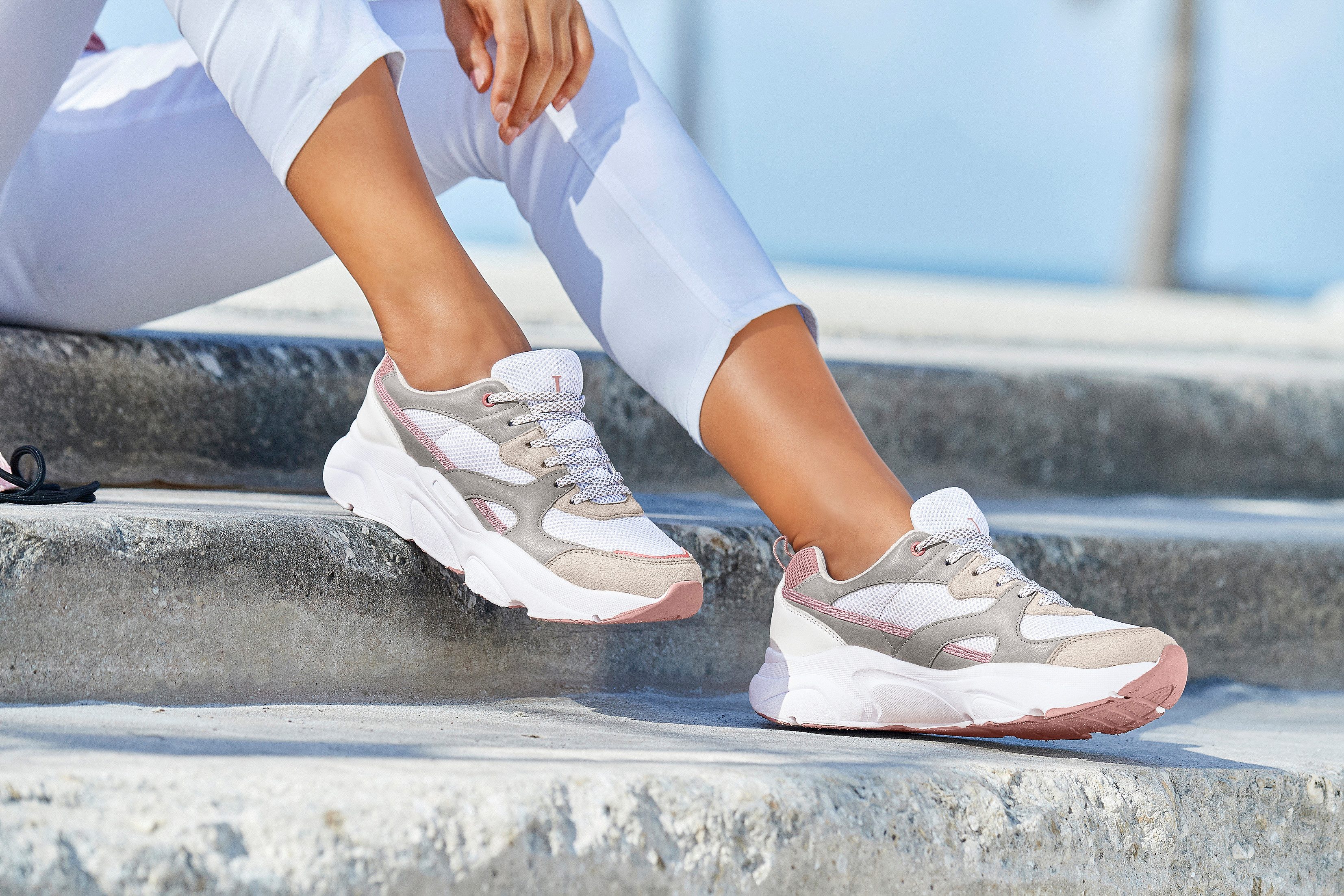 LASCANA Sneaker mit ultraleichter Chunky-Sohle, Schnürhalbschuh, Freizeitsc günstig online kaufen