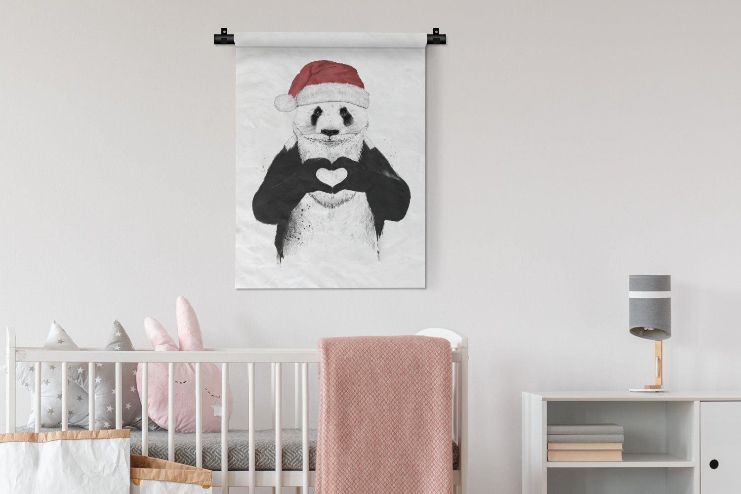 für Wanddekoobjekt Deko Wand, - MuchoWow Herz - an Weihnachtsmütze - Schlafzimmer Tapisserie, Wohnzimmer, Panda der Liebe,