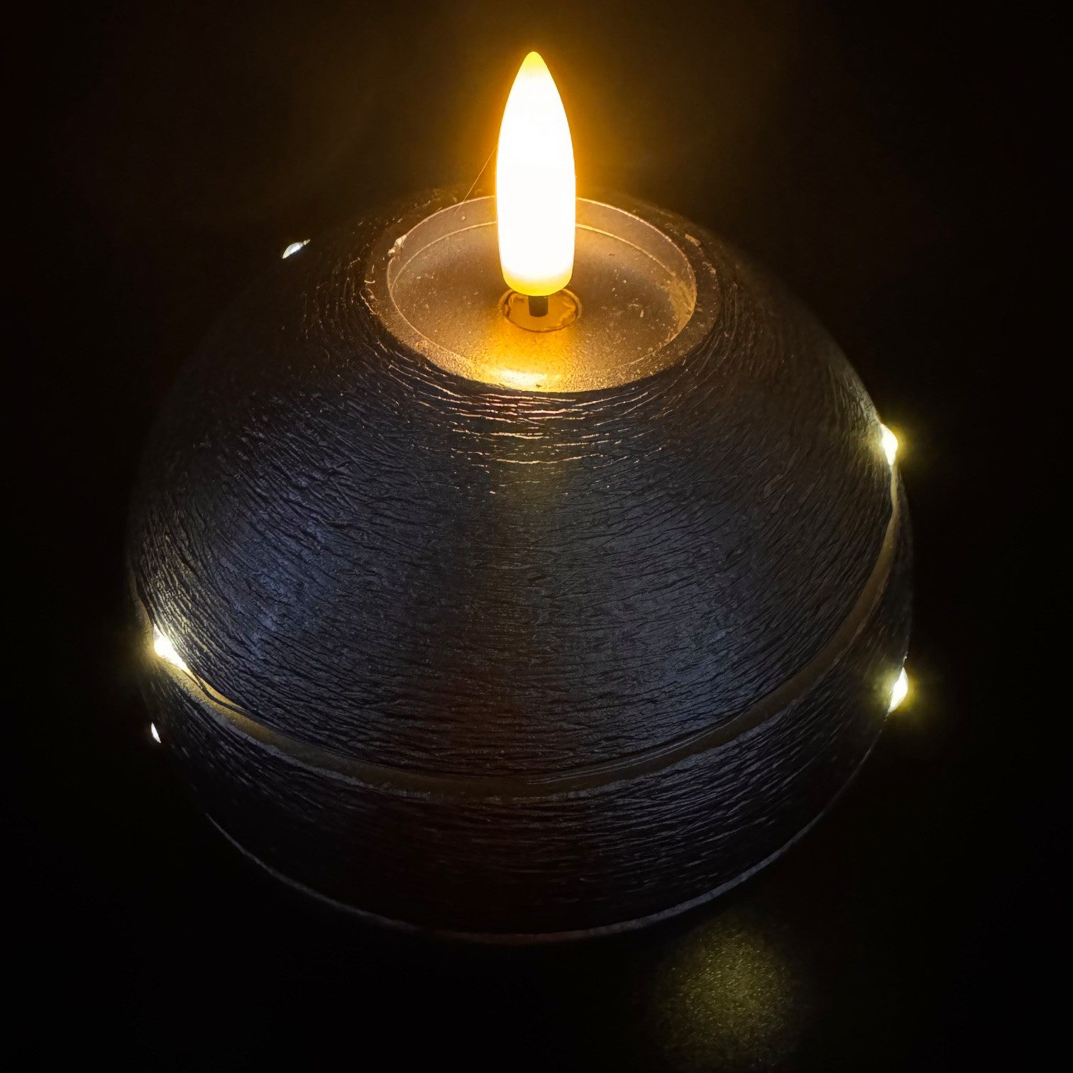 Online-Fuchs LED-Kerze 4 runde Kugelkerzen aus Echtwachs mit Timer & LED-Lichterkette, realistische Kerzenflamme, warmweiße Flamme und Lichterkette, praktische  – Bild 4 von 5
