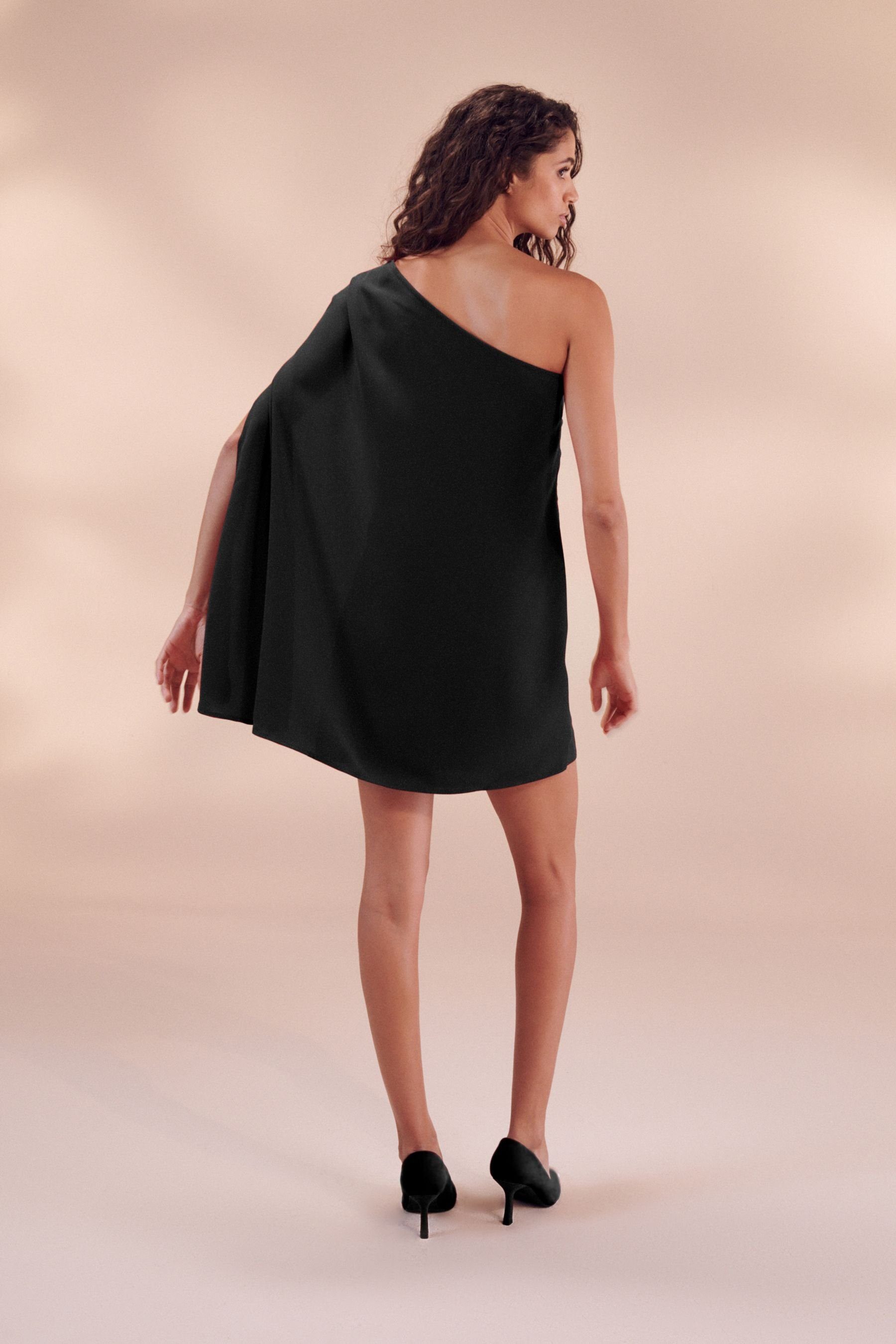 Next One-Shoulder-Kleid Einschulteriges Minikleid mit Cape-Ärmeln günstig online kaufen