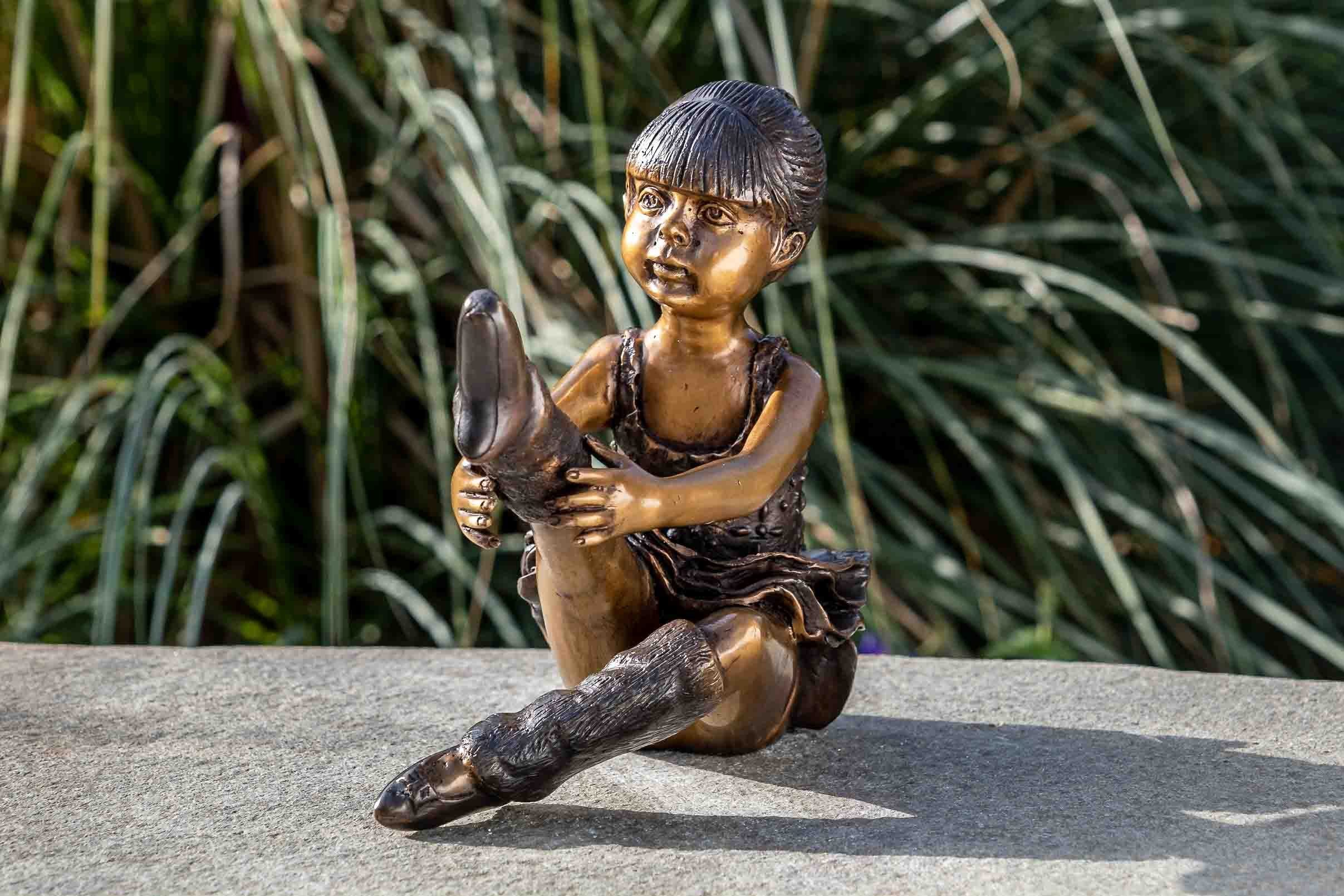 IDYL Gartenfigur IDYL Bronze-Skulptur Sitzende Ballerina, Bronze – sehr robust – Langlebig – witterungsbeständig gegen Frost, Regen und UV-Strahlung. Die Modelle werden in Wachsausschmelzverfahren in Bronze gegossen und von Hand patiniert.