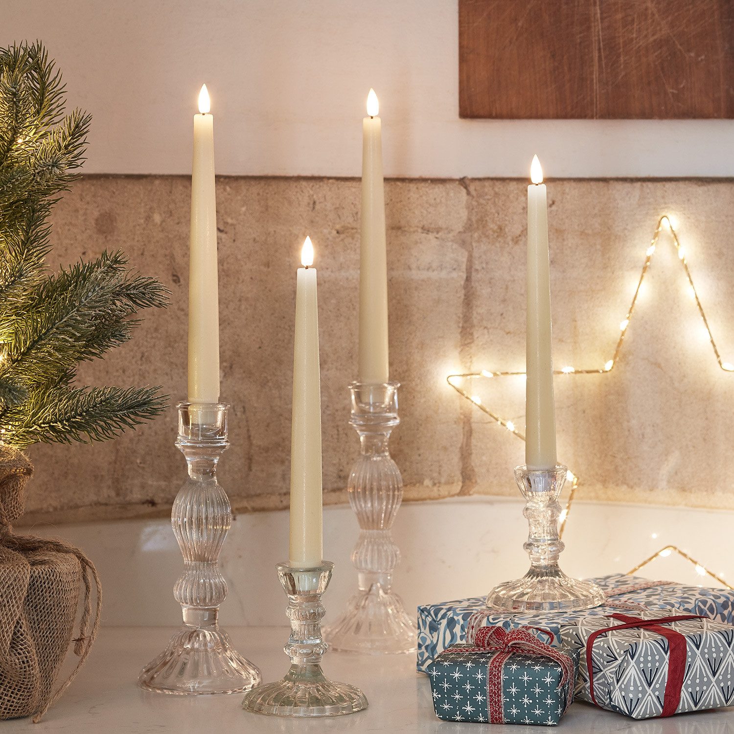 Lights4fun LED-Kerze 4er Set TruGlow® LED Stabkerzen Echtwachs mit Fernbedi günstig online kaufen