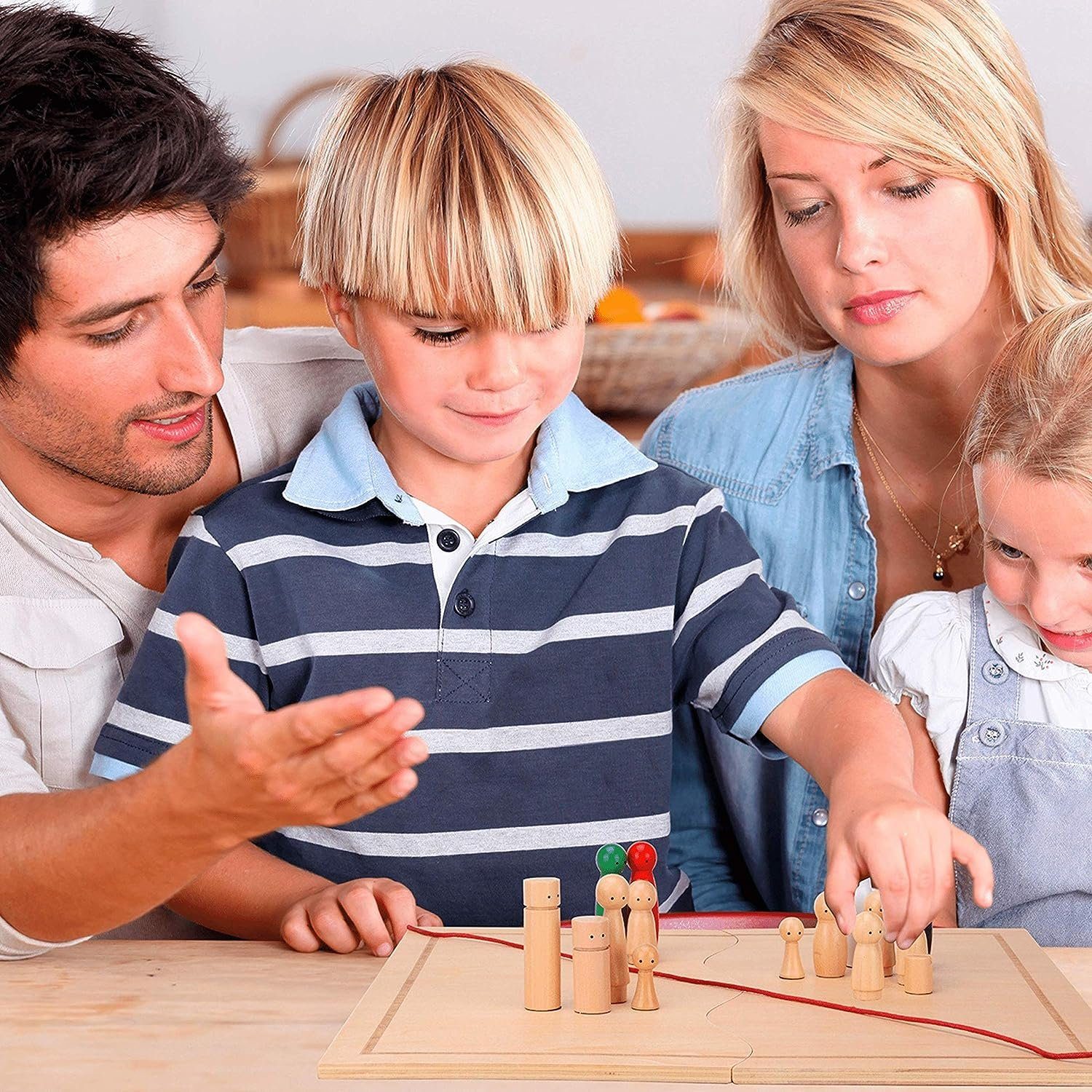 ideen.kollektiv Lernspielzeug Systembrett Familienbrett Beziehungsbrett 44 Teile, aus Vollholz gefertigt, Aufbewahrungsbeutel aus dicker Baumwolle